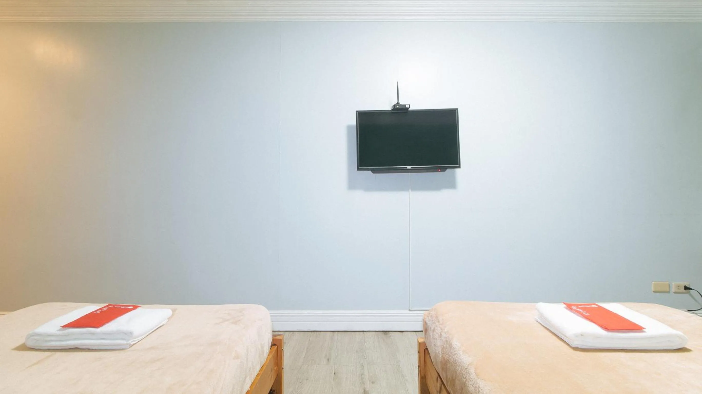 TV and multimedia in RedDoorz @ Manila Airport Hotel