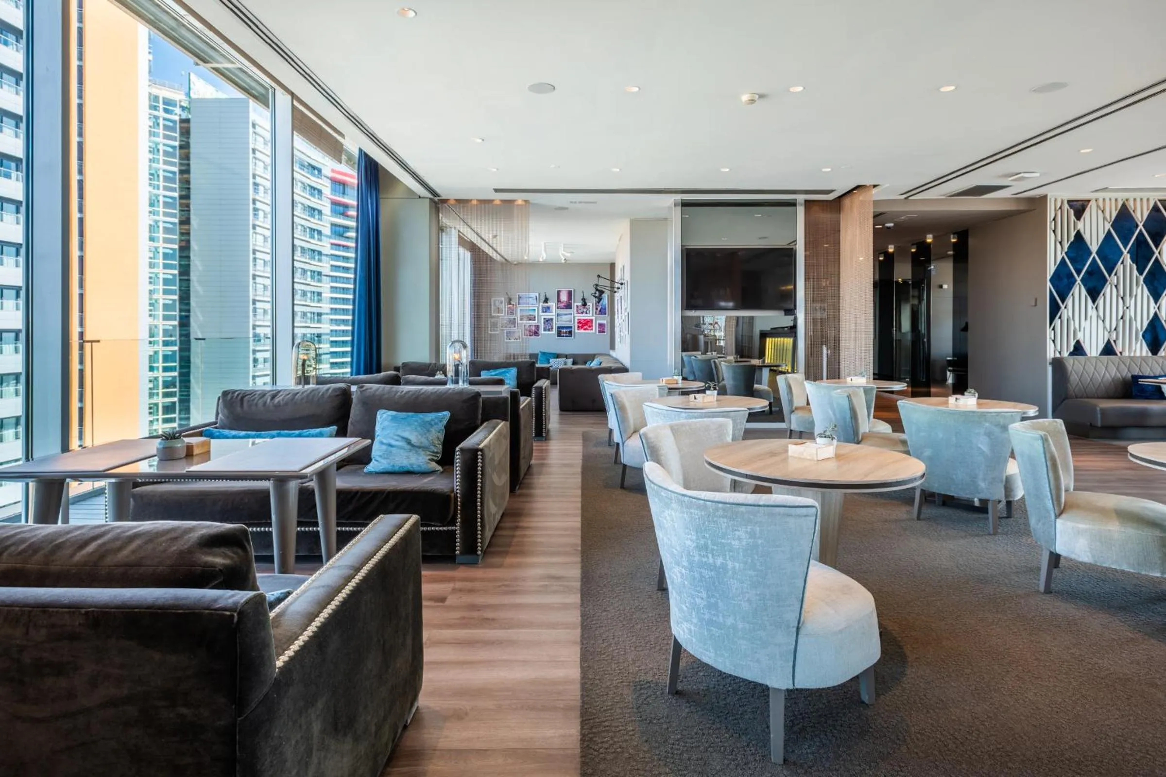 Lounge or bar in Leonardo Royal Hotel Barcelona Forum