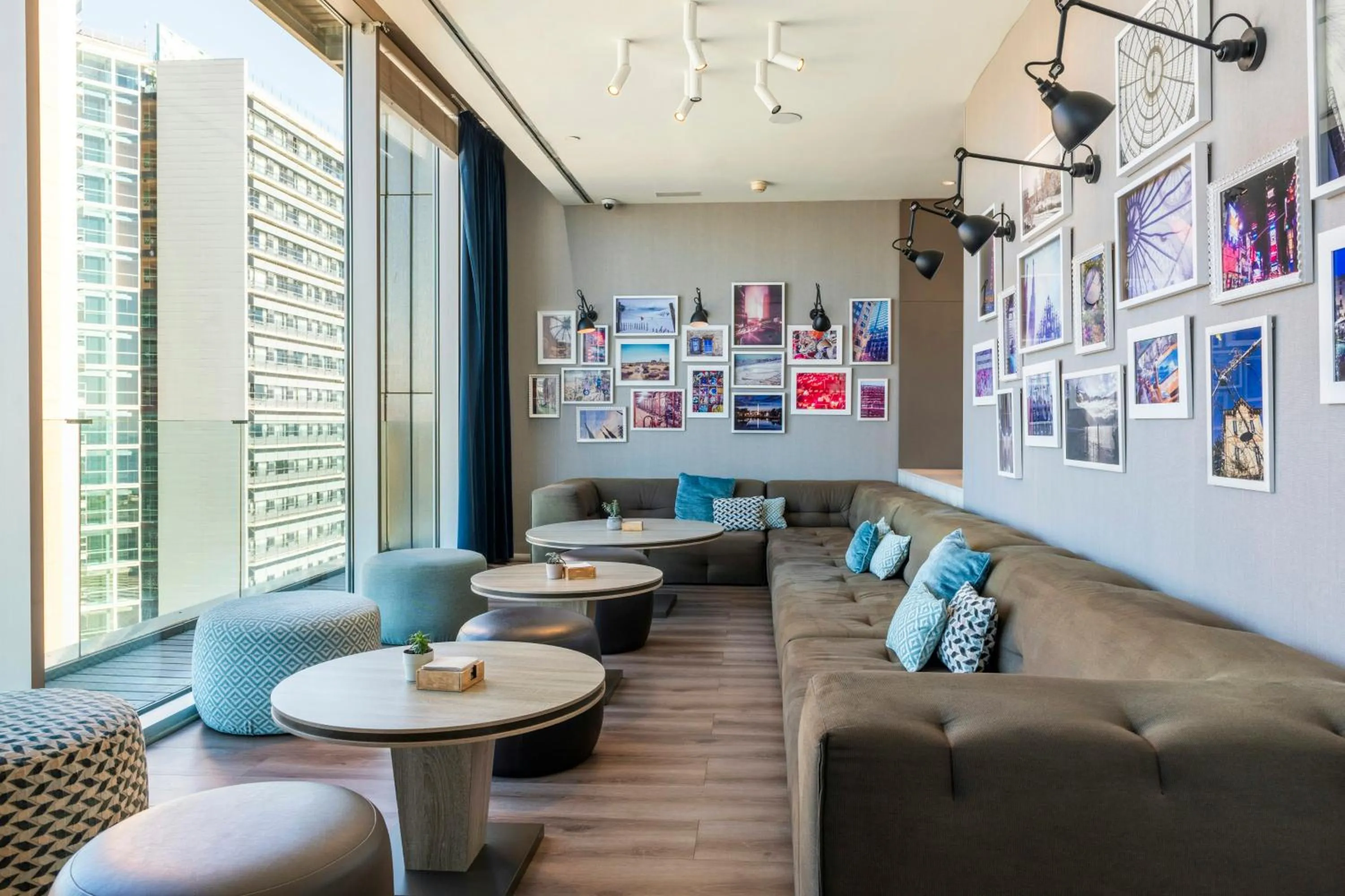 Lounge or bar in Leonardo Royal Hotel Barcelona Forum