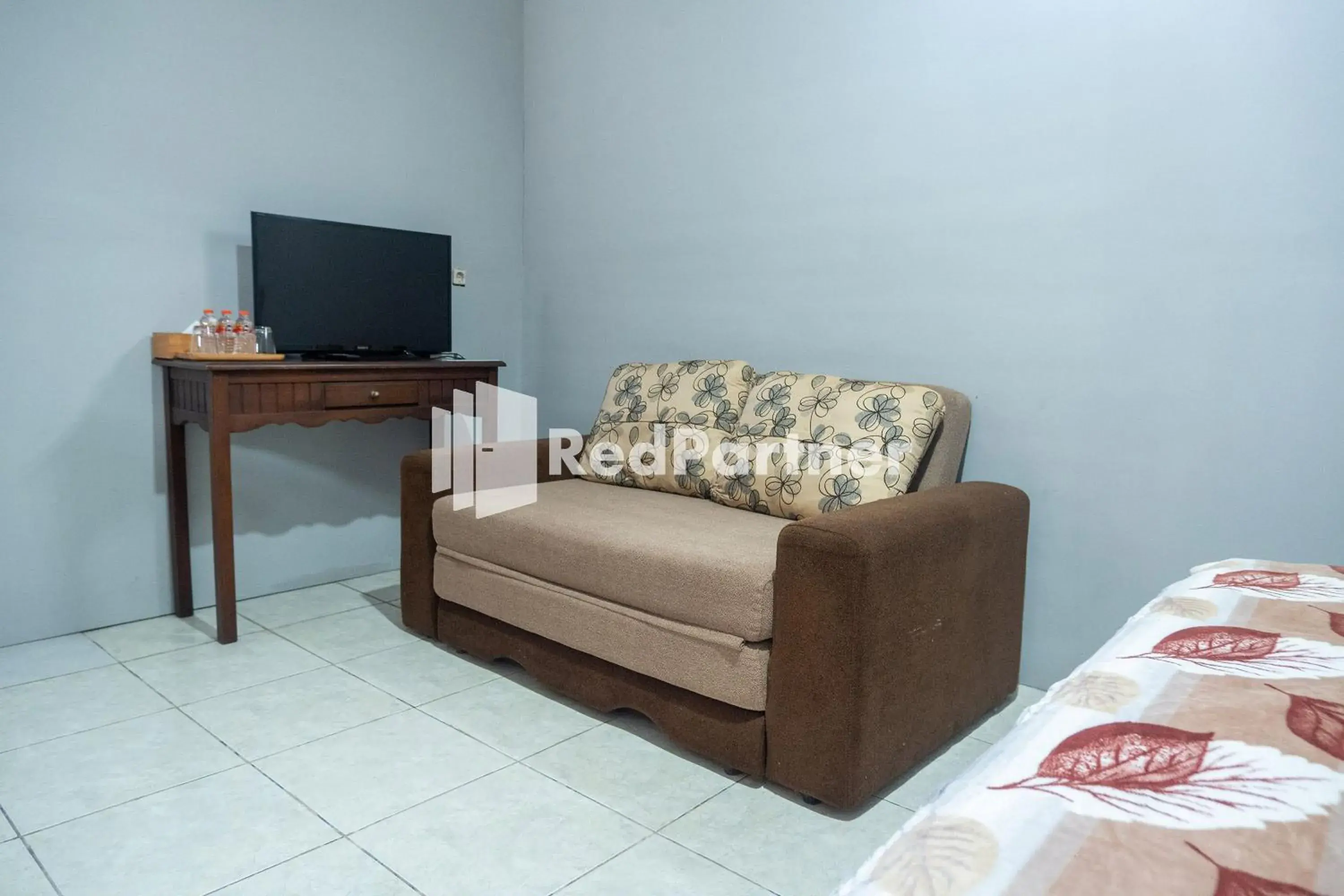 Photo of the whole room, Bed in Omah Capung near Malioboro Area Mitra RedDoorz Photo of the whole room, Bed in Omah Capung near Malioboro Area Mitra RedDoorz