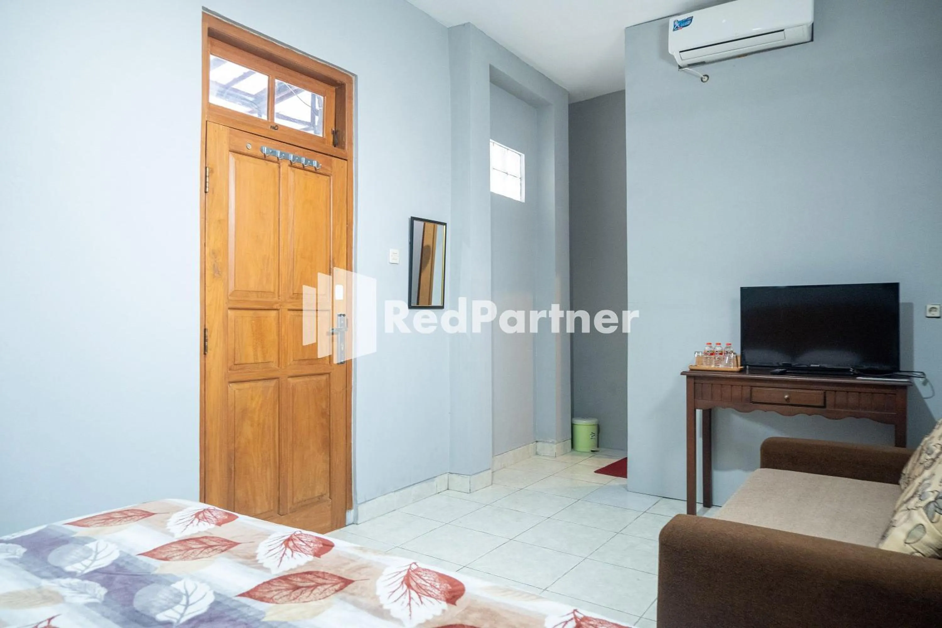 Photo of the whole room, Bed in Omah Capung near Malioboro Area Mitra RedDoorz