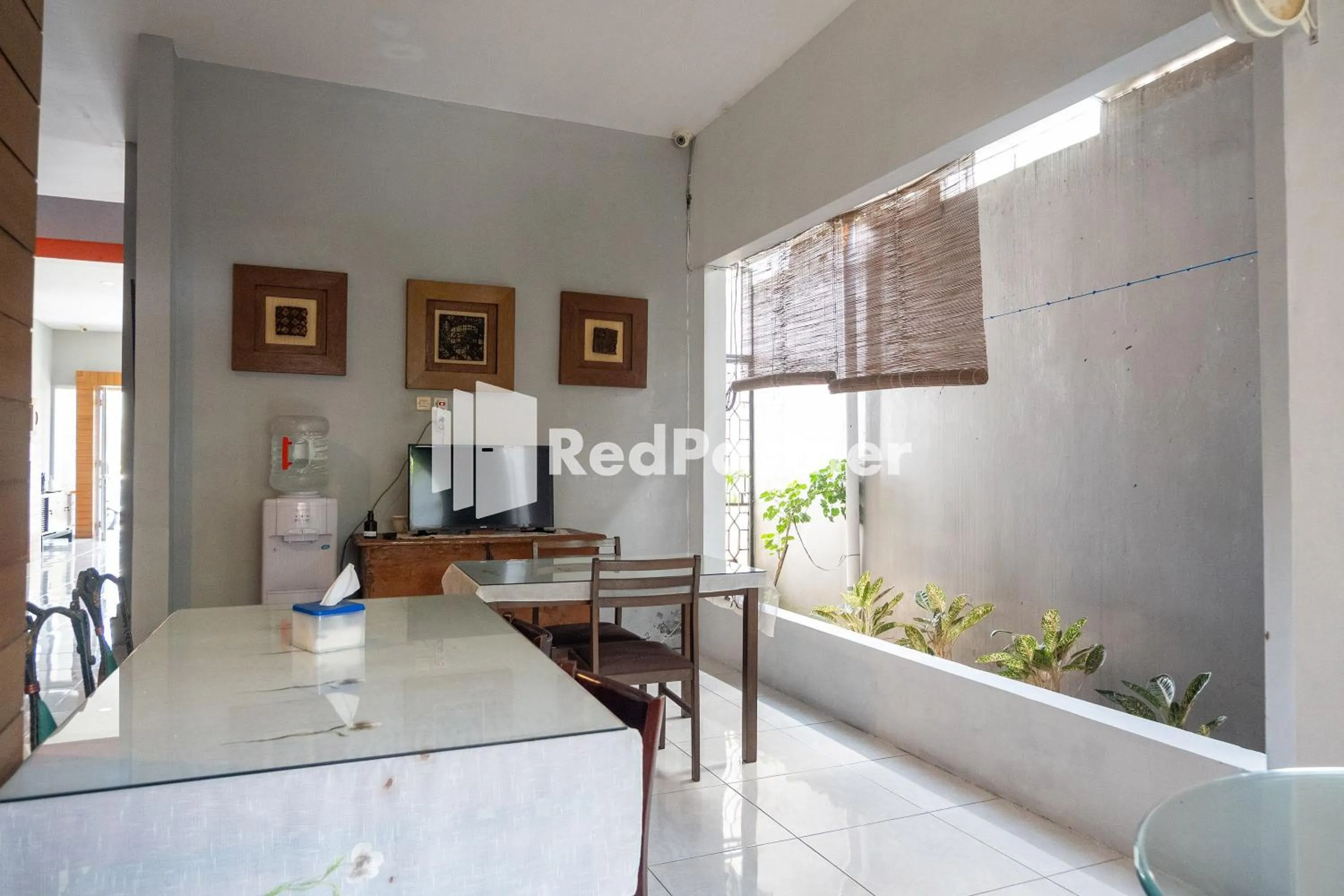 Dining area in Omah Capung near Malioboro Area Mitra RedDoorz