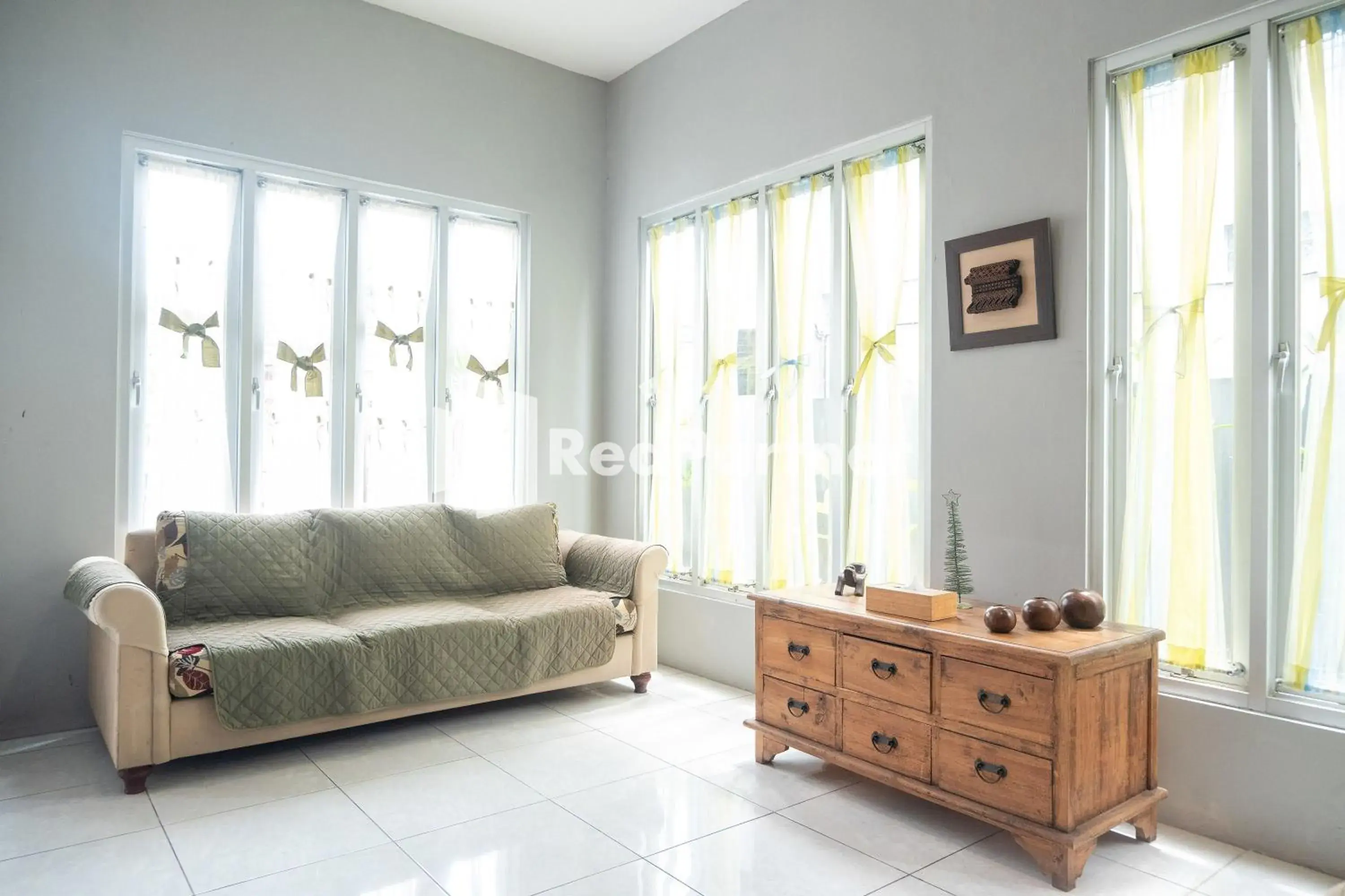 Living room in Omah Capung near Malioboro Area Mitra RedDoorz Living room in Omah Capung near Malioboro Area Mitra RedDoorz