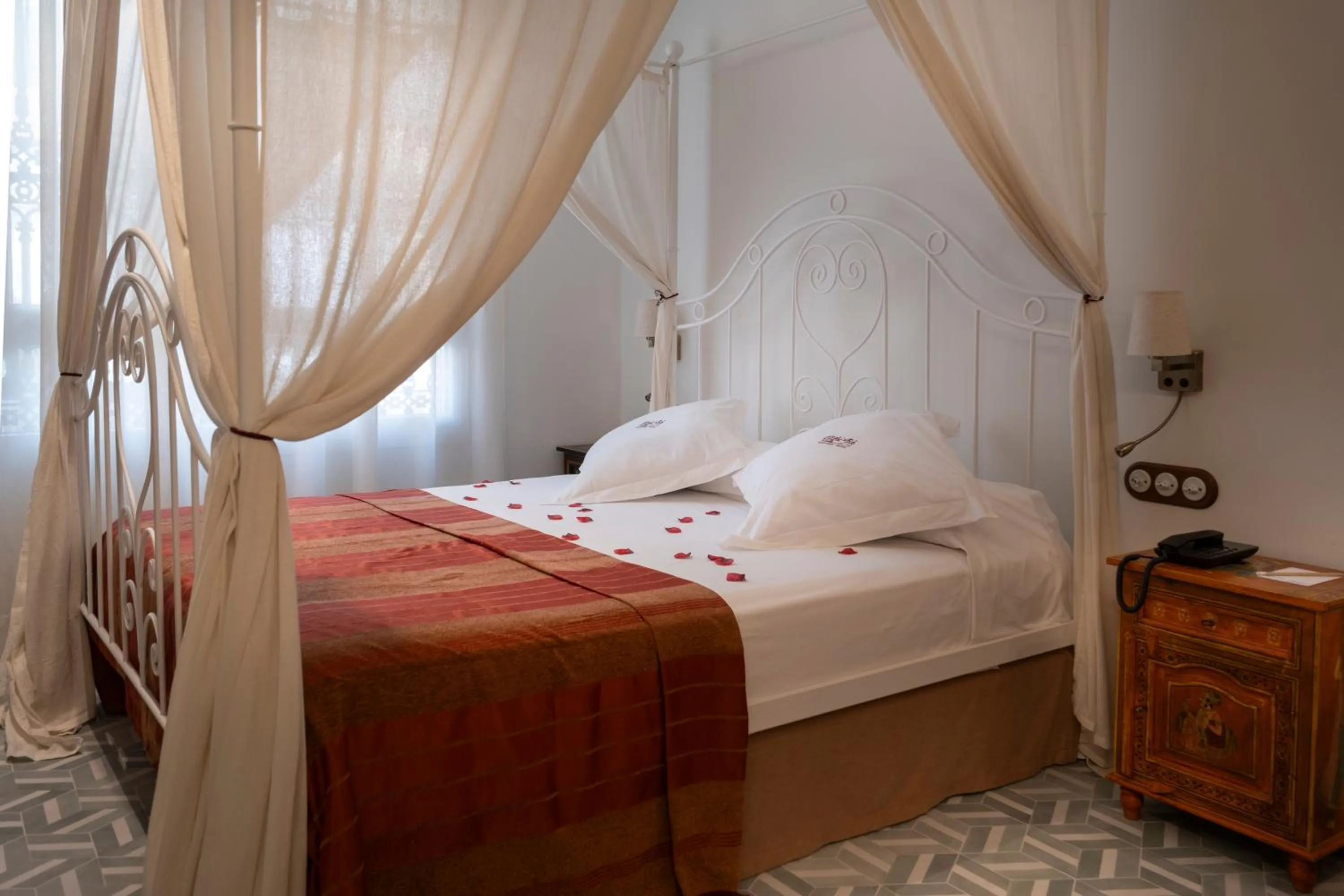 Facility for disabled guests, Bed in Alcoba del Rey de Sevilla