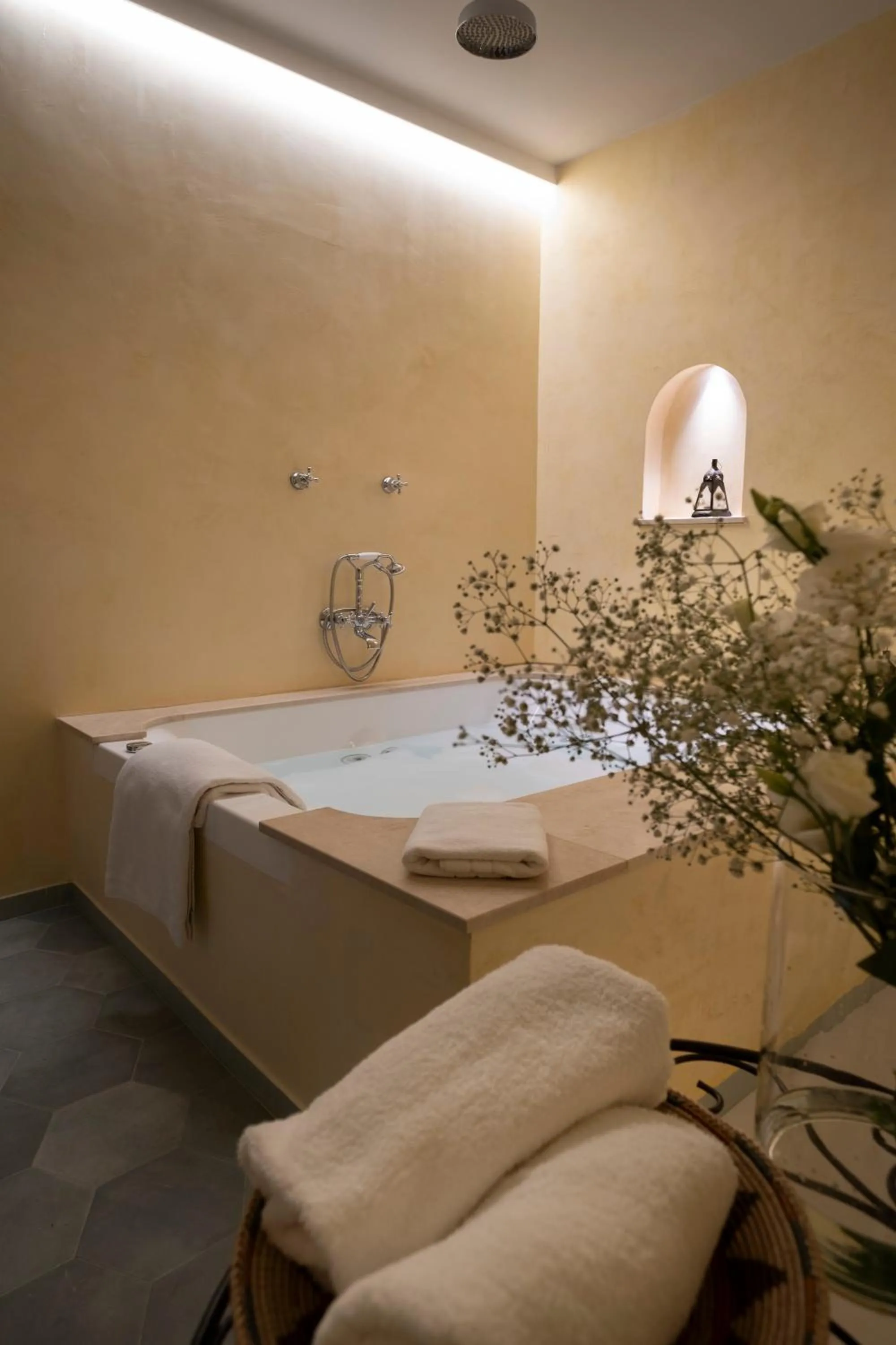 Hot Tub in Alcoba del Rey de Sevilla