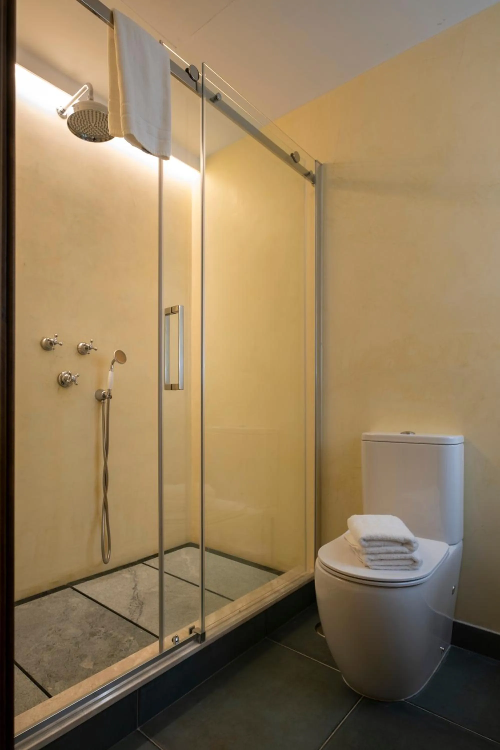 Shower in Alcoba del Rey de Sevilla