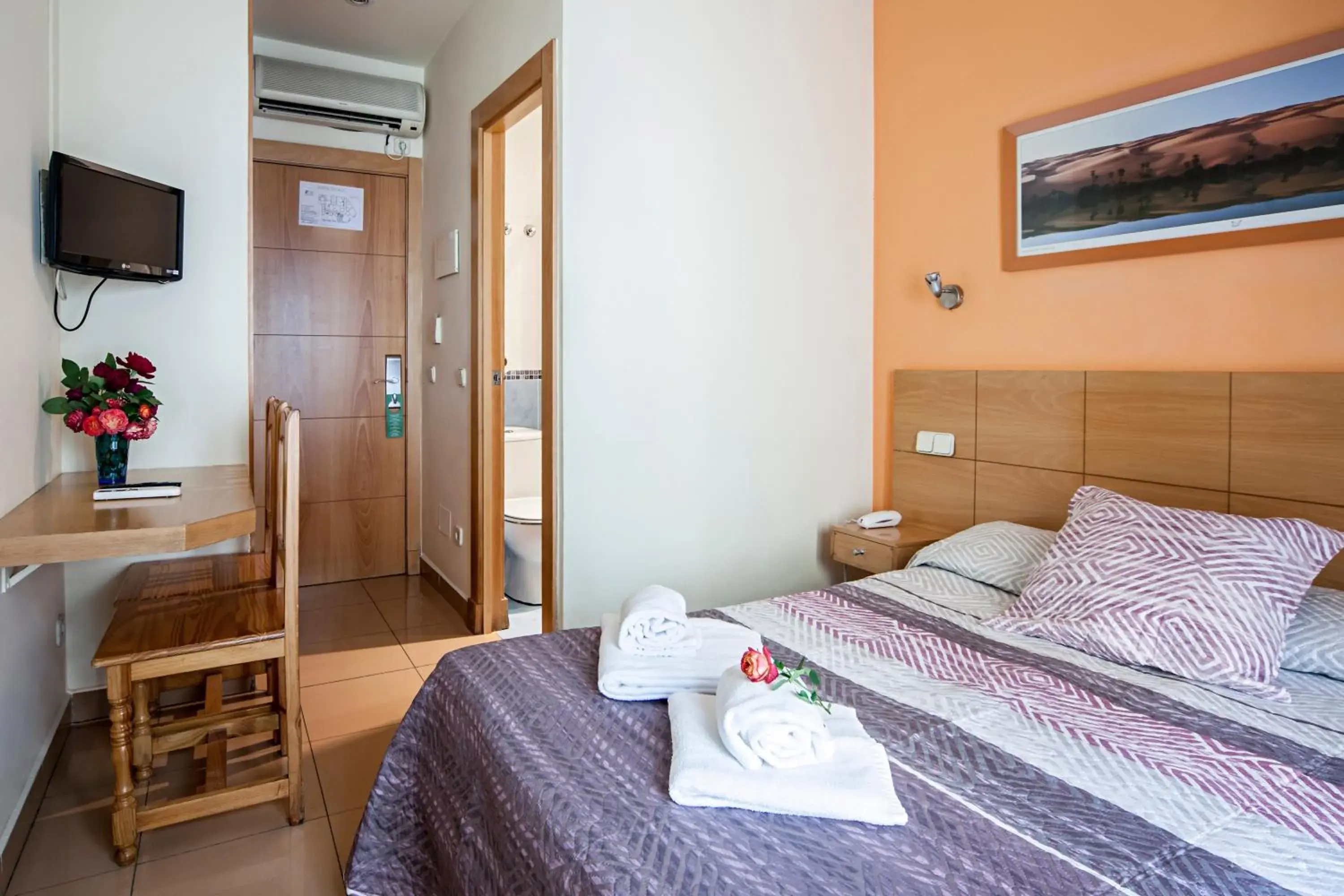 Bedroom, Bed in Hostal Inter Puerta del Sol AUTO CHECK IN Bedroom, Bed in Hostal Inter Puerta del Sol AUTO CHECK IN