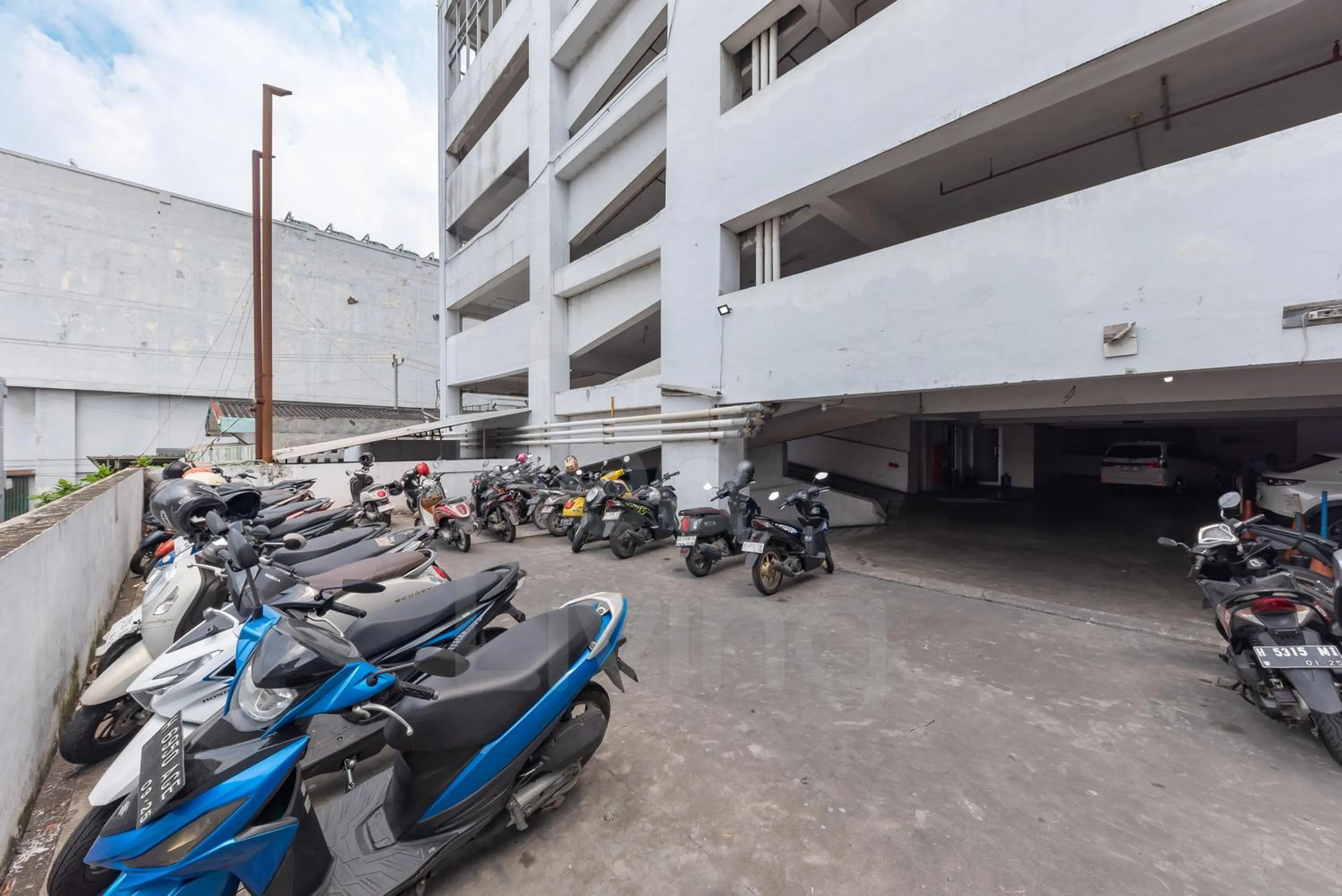 Parking in RedLiving Apartemen Star Semarang - Sky Tower Lantai 22
