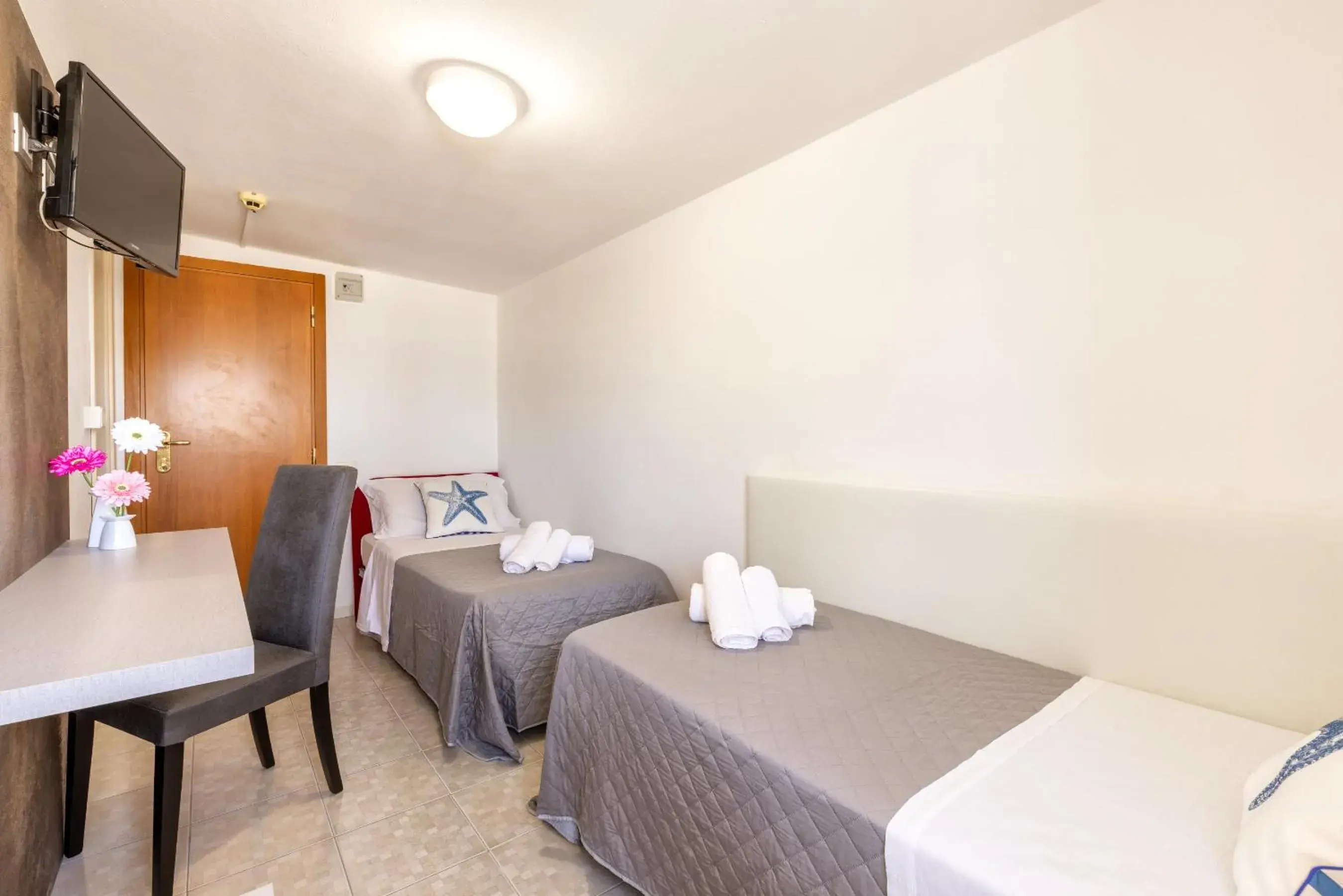Economy Twin Room in Hotel Condor-New 2024-Con Piscina Economy Twin Room in Hotel Condor-New 2024-Con Piscina