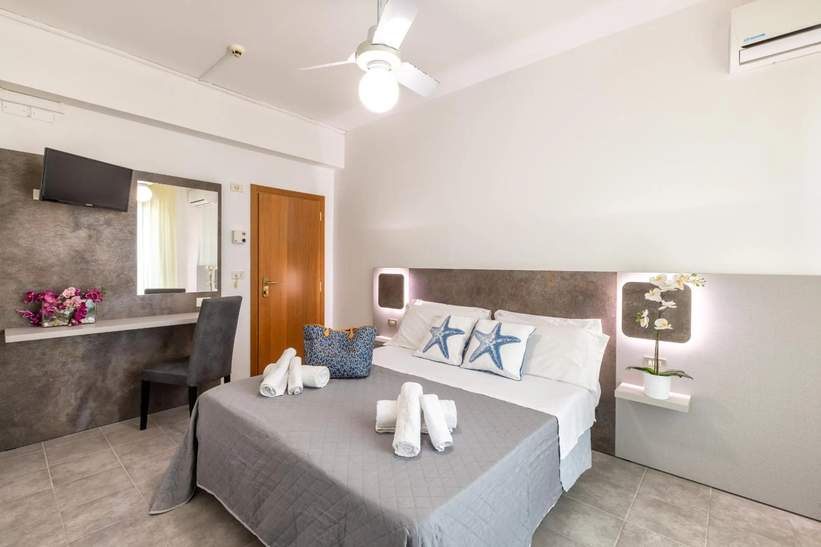 Bedroom in Hotel Condor-New 2024-Con Piscina