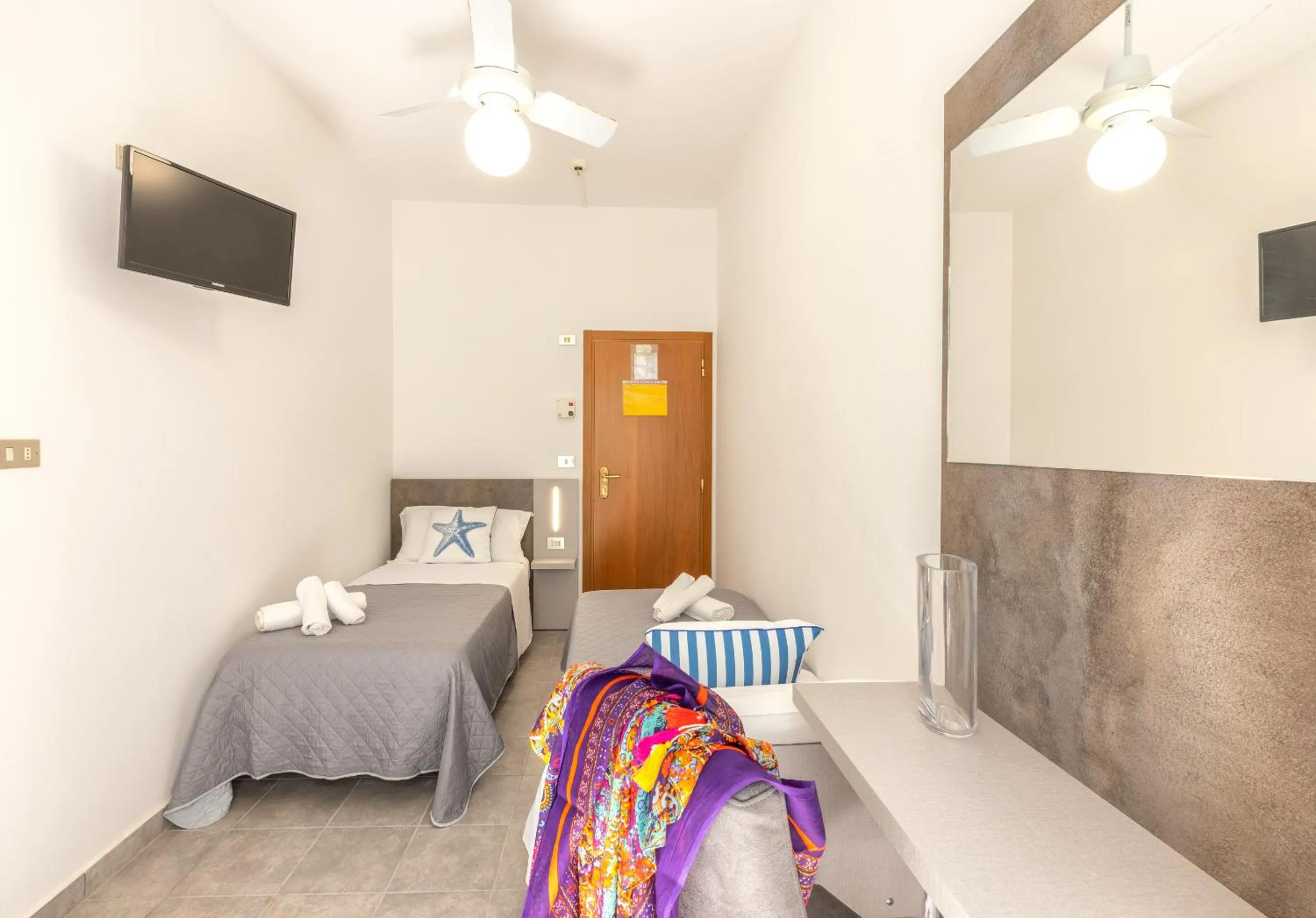 Communal lounge/ TV room in Hotel Condor-New 2024-Con Piscina