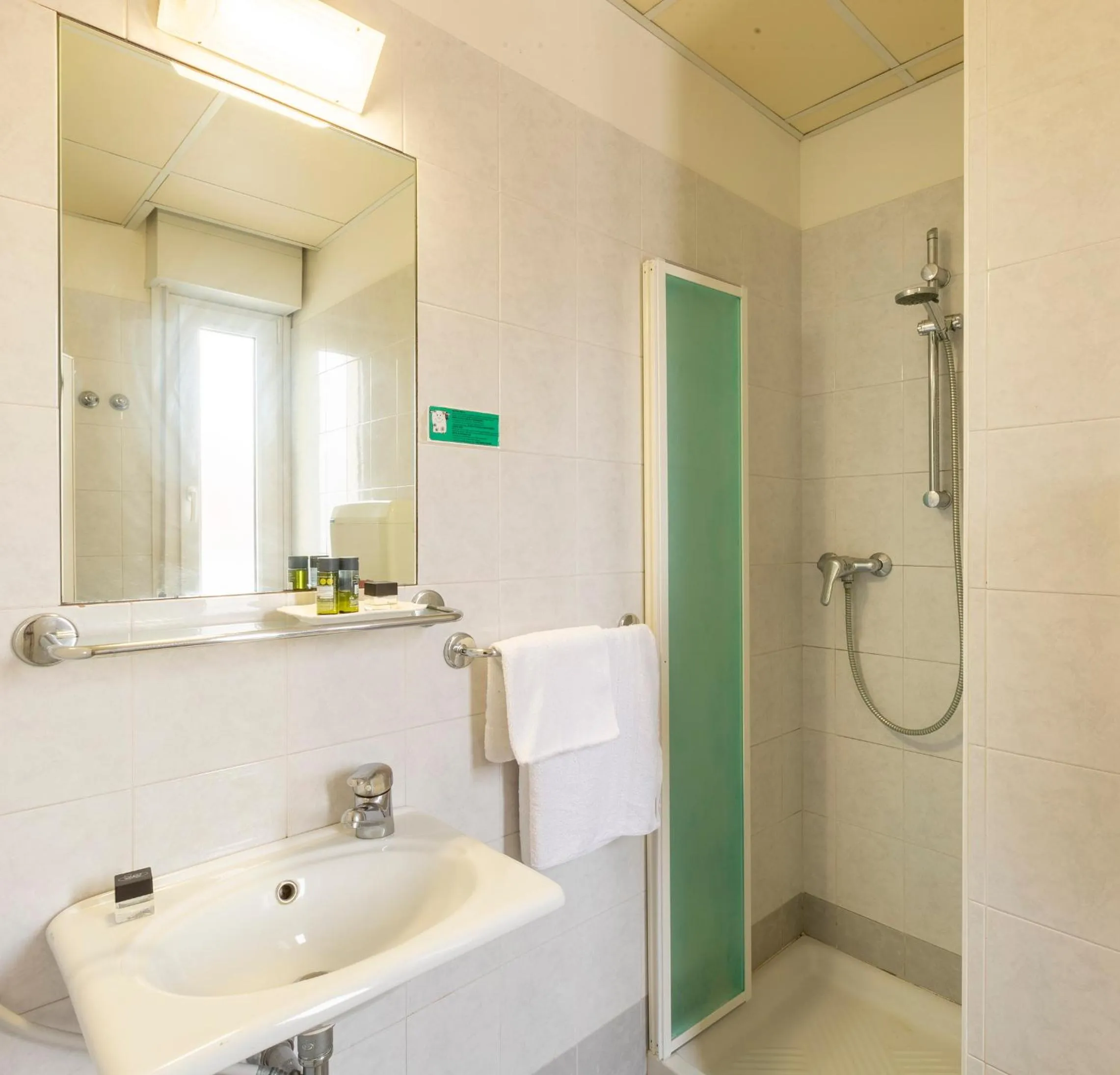 Bathroom in Hotel Condor-New 2024-Con Piscina
