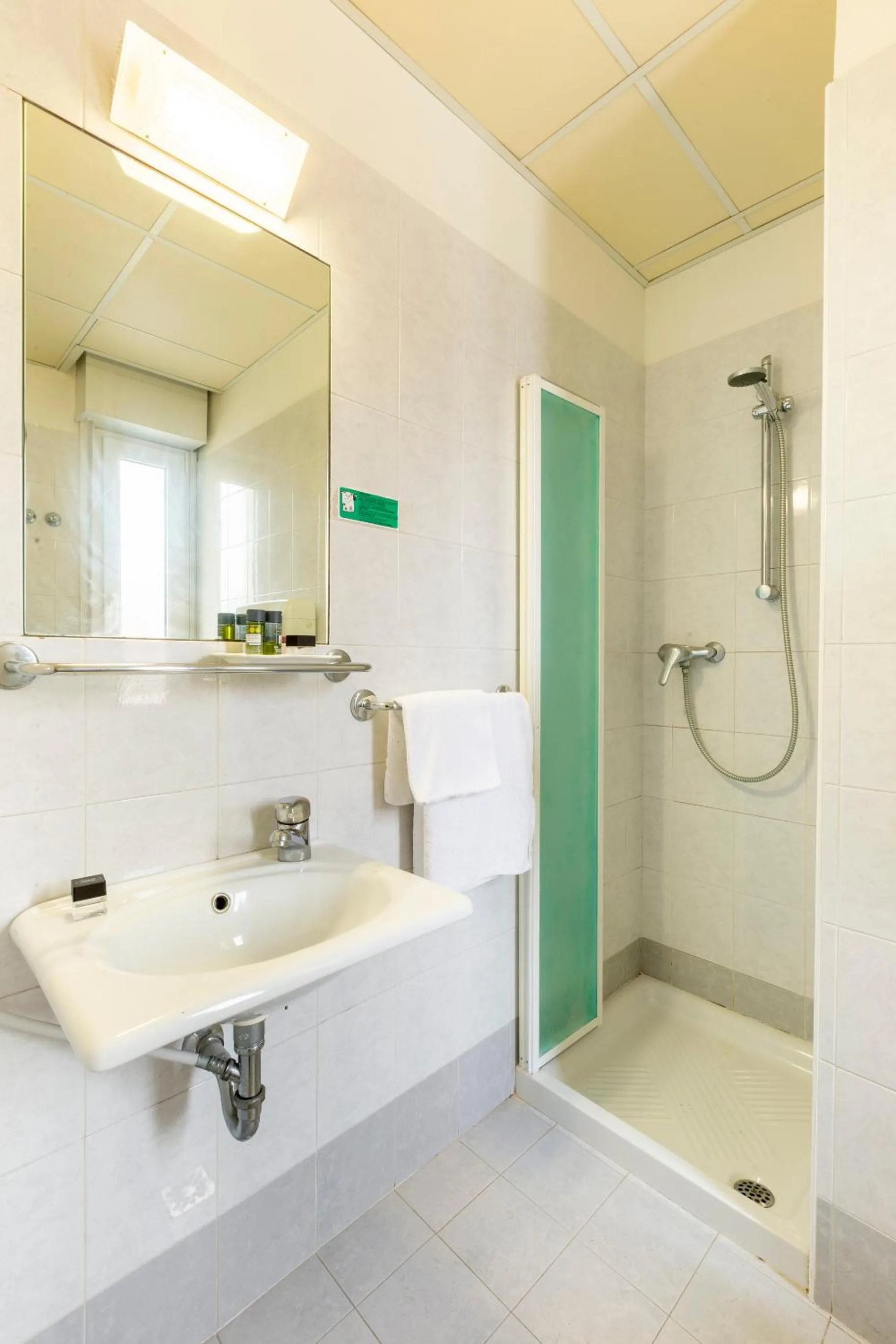 Bathroom in Hotel Condor-New 2024-Con Piscina