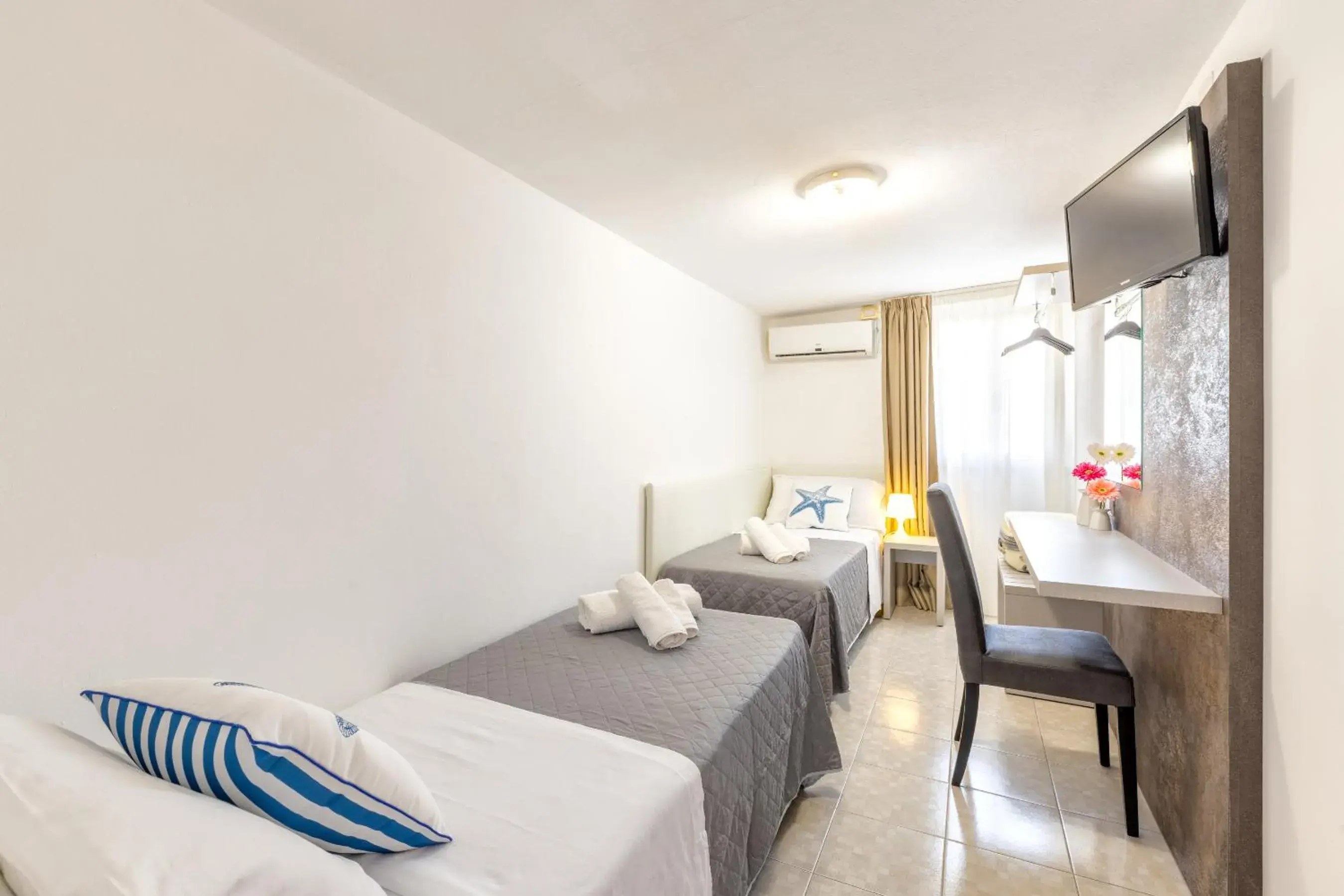 Economy Twin Room in Hotel Condor-New 2024-Con Piscina Economy Twin Room in Hotel Condor-New 2024-Con Piscina