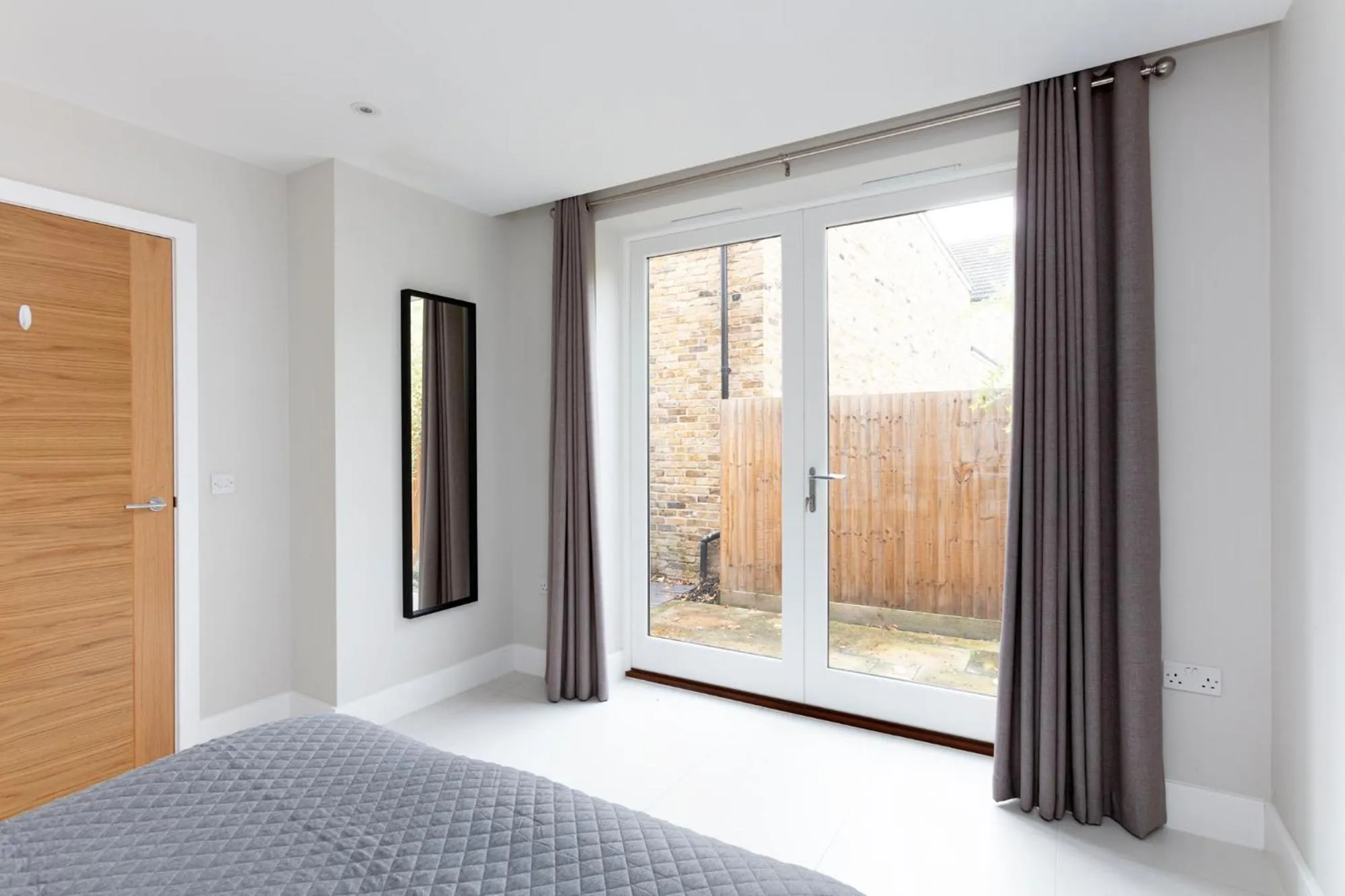 Bed in Fabulous Central Windsor Town House With Parking