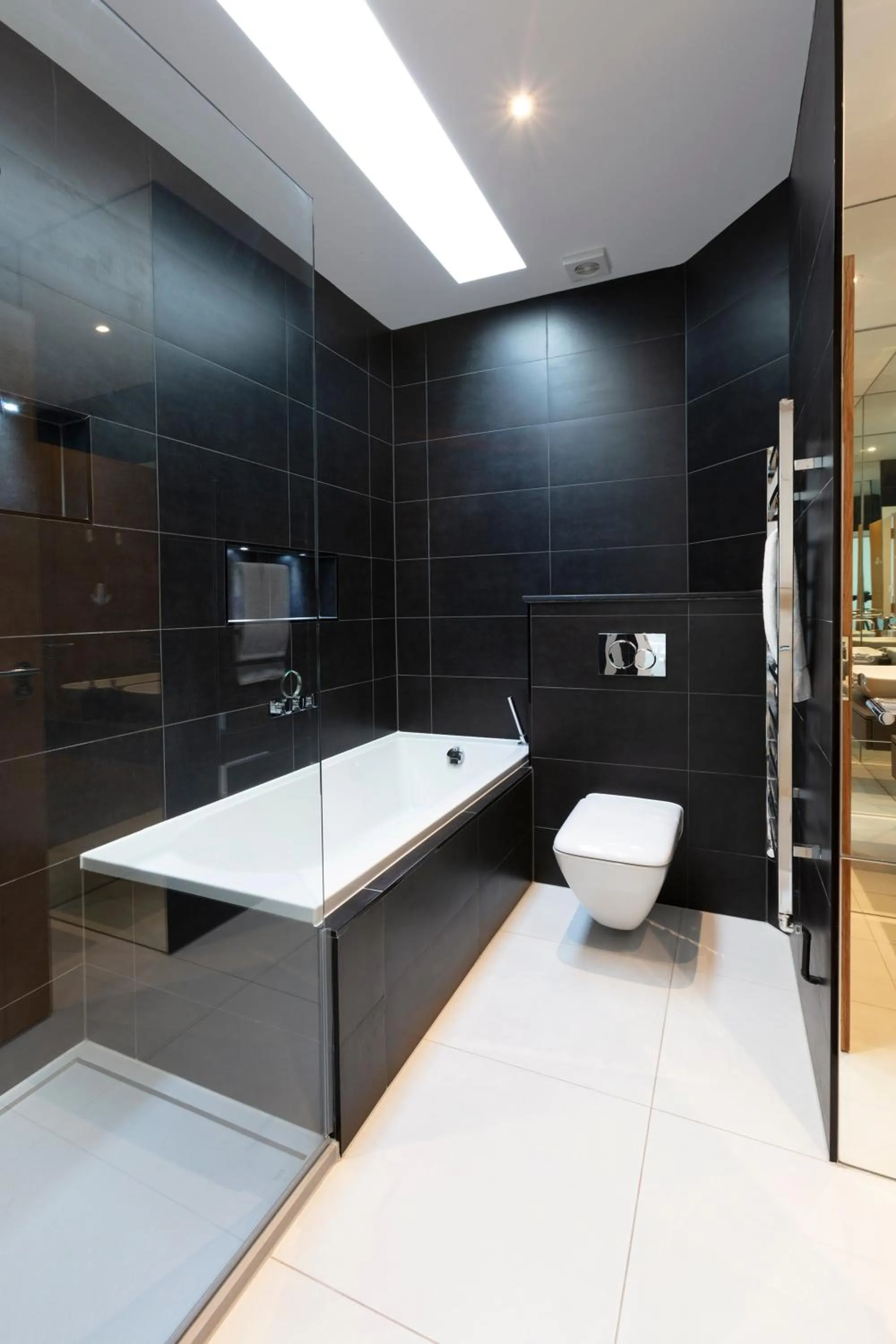 Fabulous Central Windsor Town House With Parking