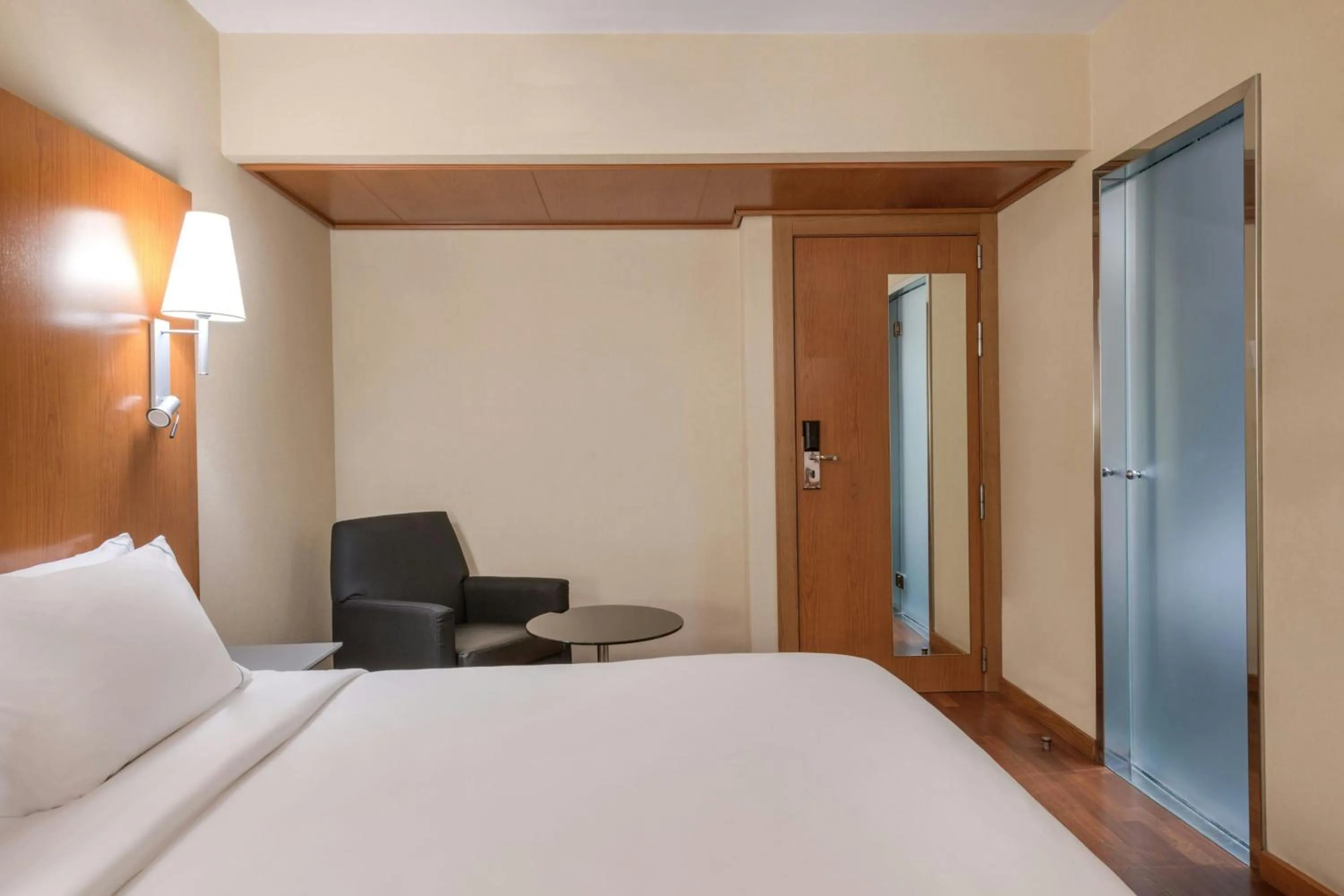 Photo of the whole room, Bed in AC Hotel Palencia by Marriott