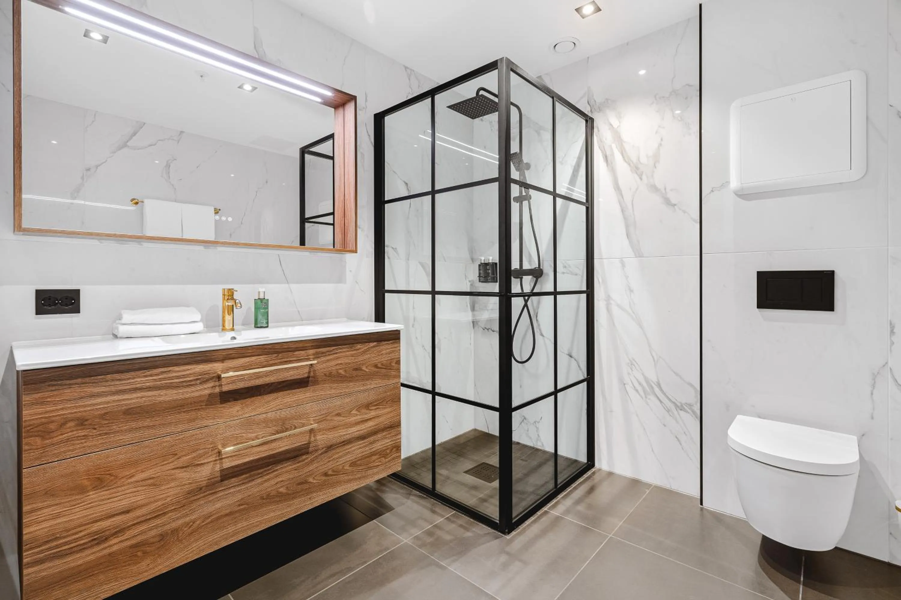 Shower in Enter St. Elisabeth Suites