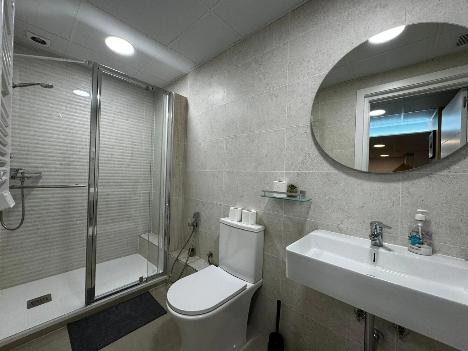 Shower in Carbonell 1