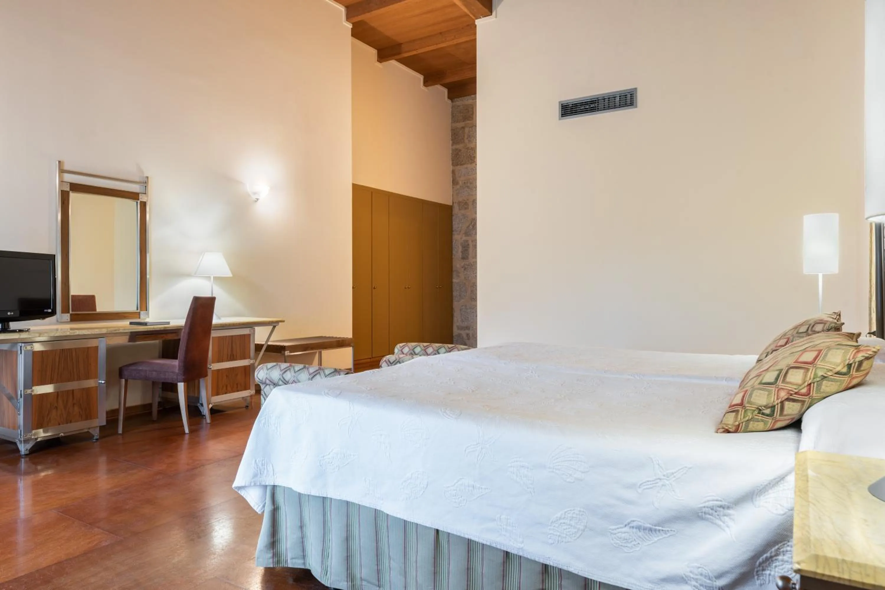 Photo of the whole room, Bed in Eurostars Monumento Monasterio de San Clodio Hotel