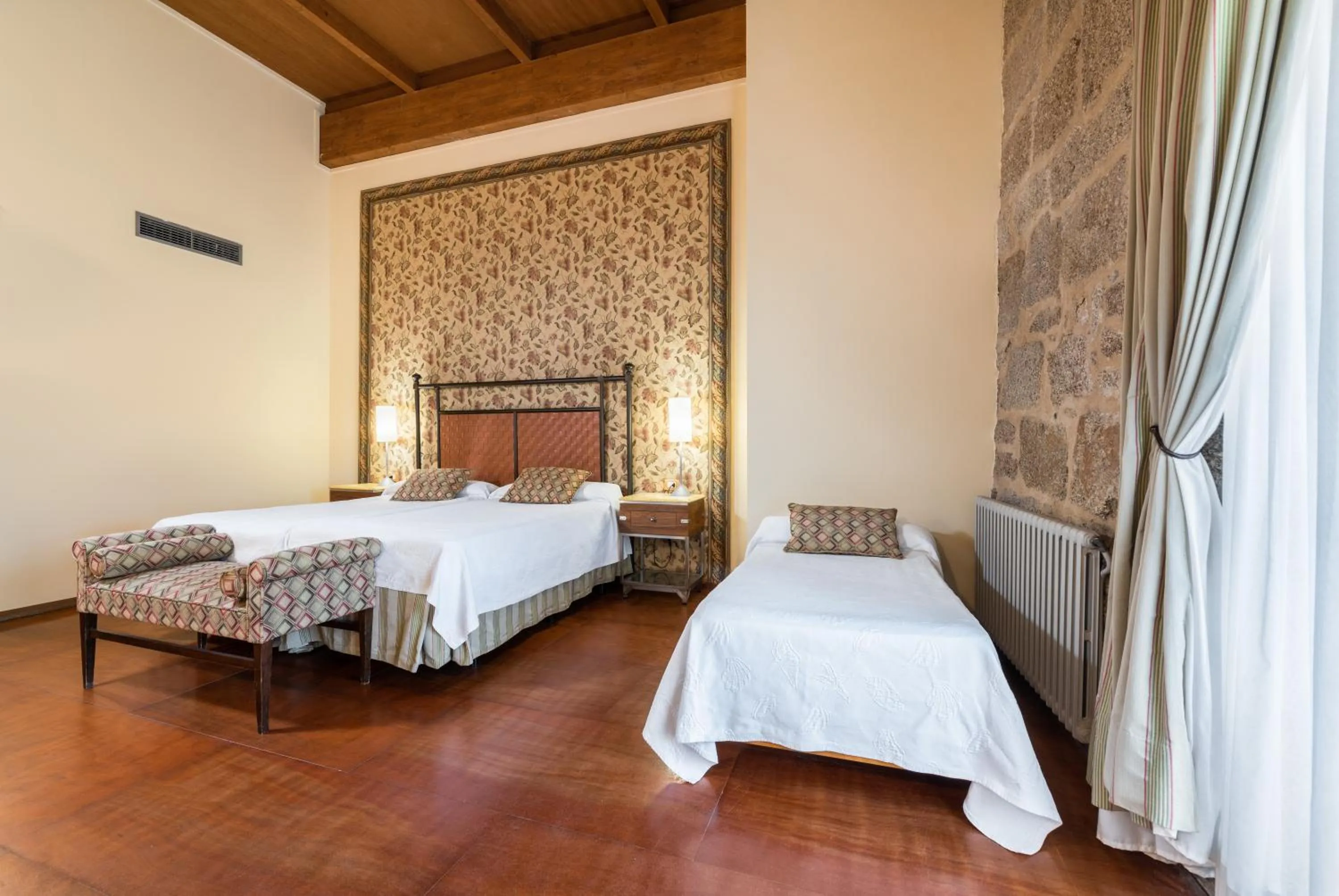 Photo of the whole room, Bed in Eurostars Monumento Monasterio de San Clodio Hotel