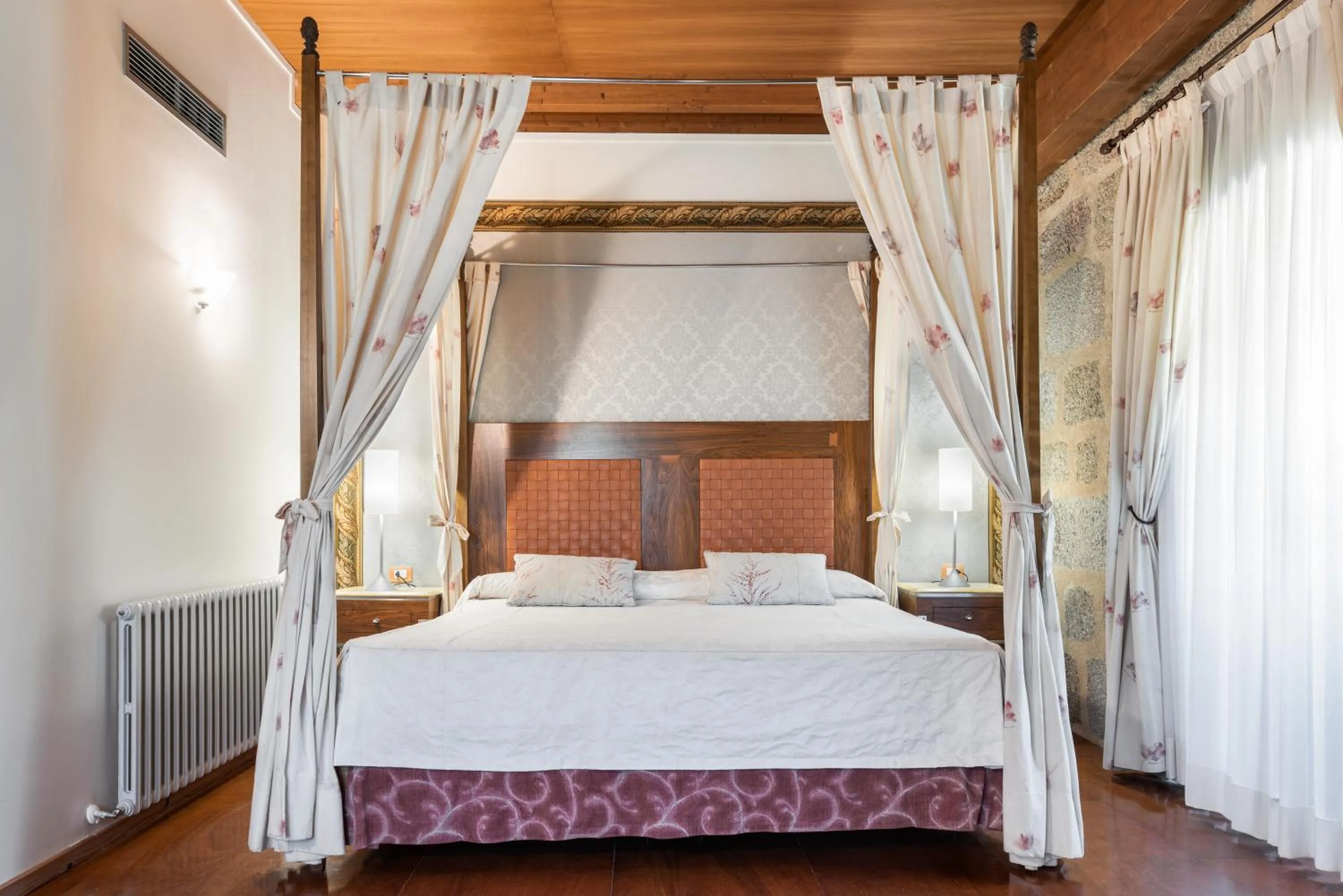 Photo of the whole room, Bed in Eurostars Monumento Monasterio de San Clodio Hotel