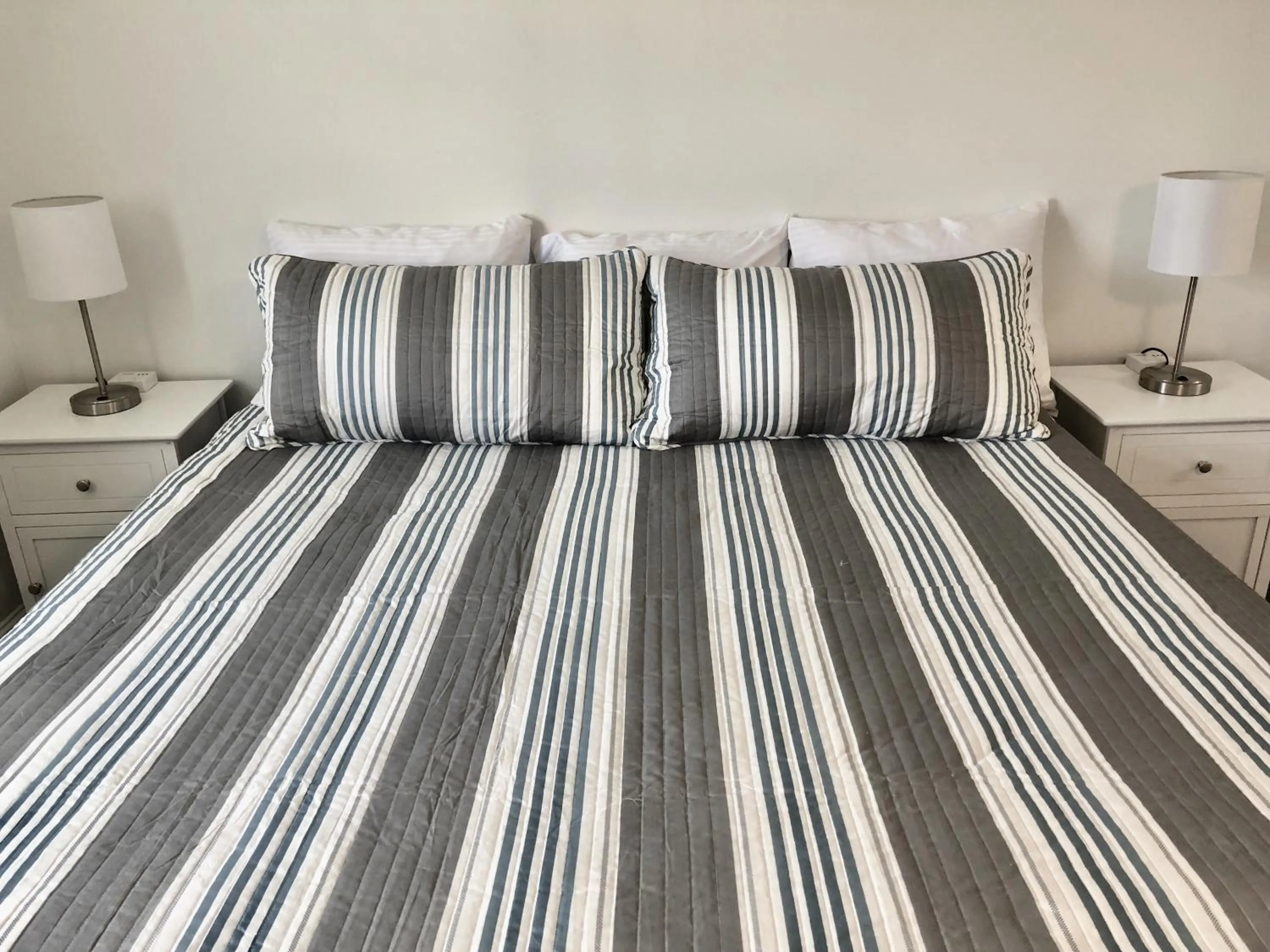 Living room, Bed in Kingfisher Oceanside