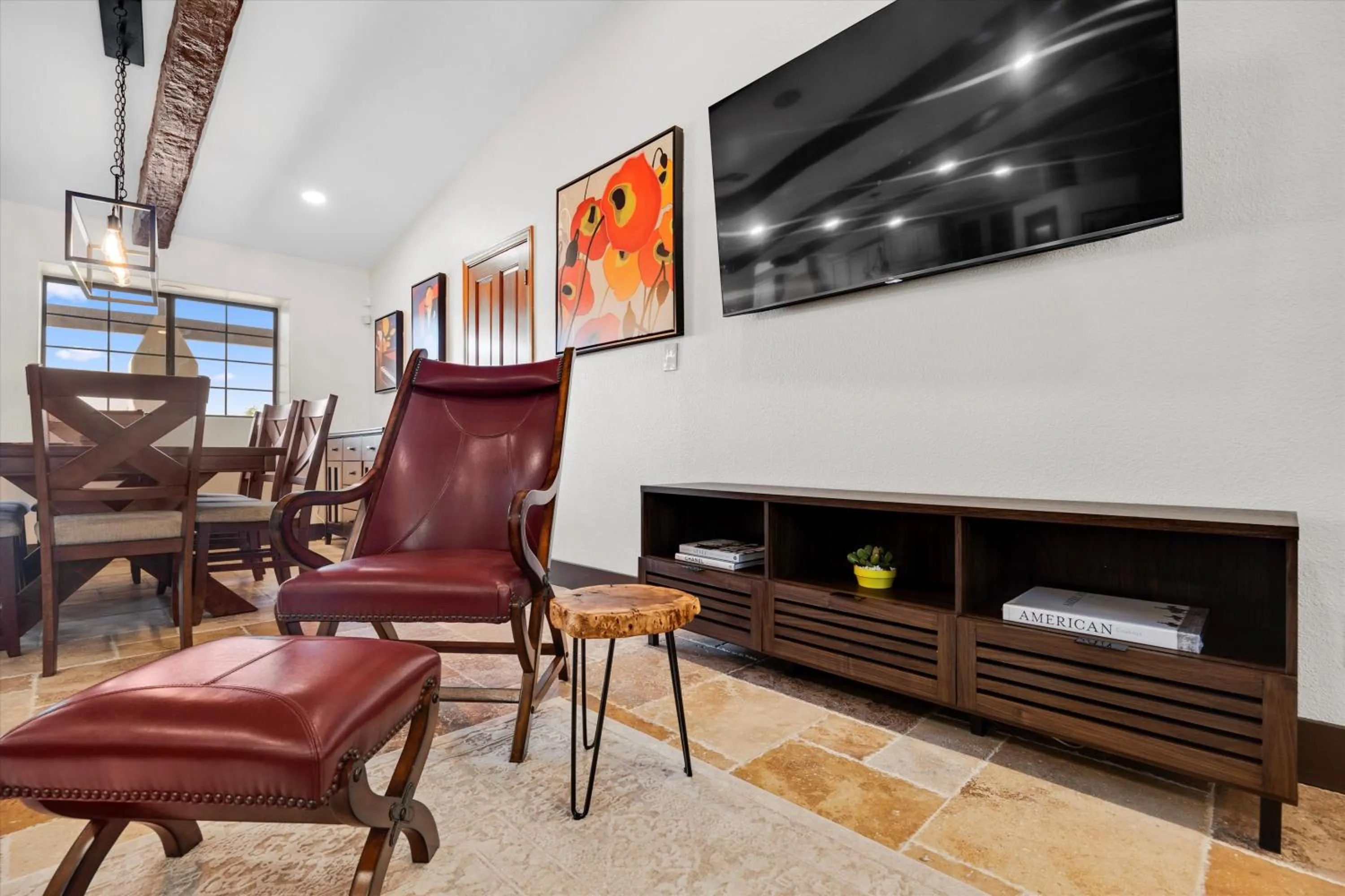 TV and multimedia in Luxury villa with pool and spa