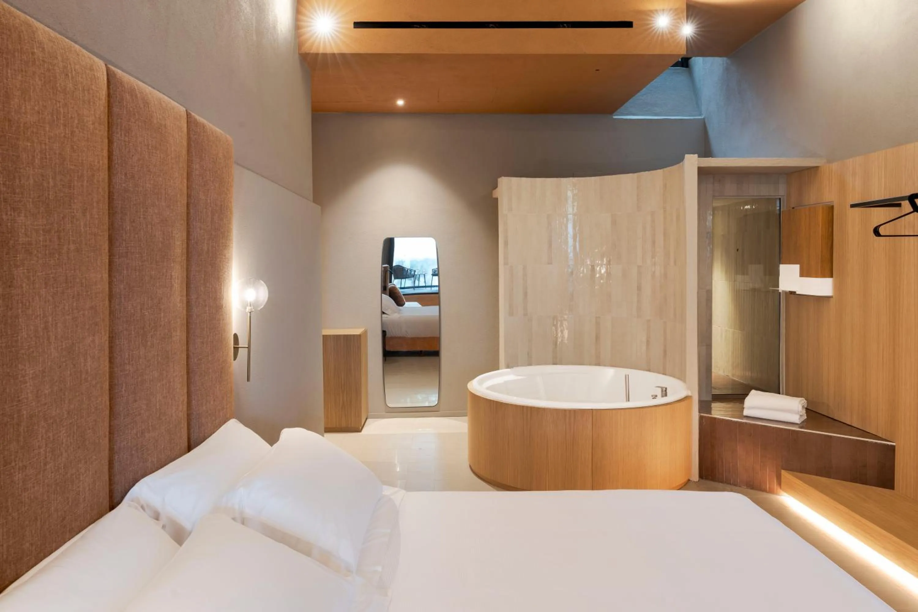 Hot Tub, Bed in BASTIÒ PRIVATE SUITES