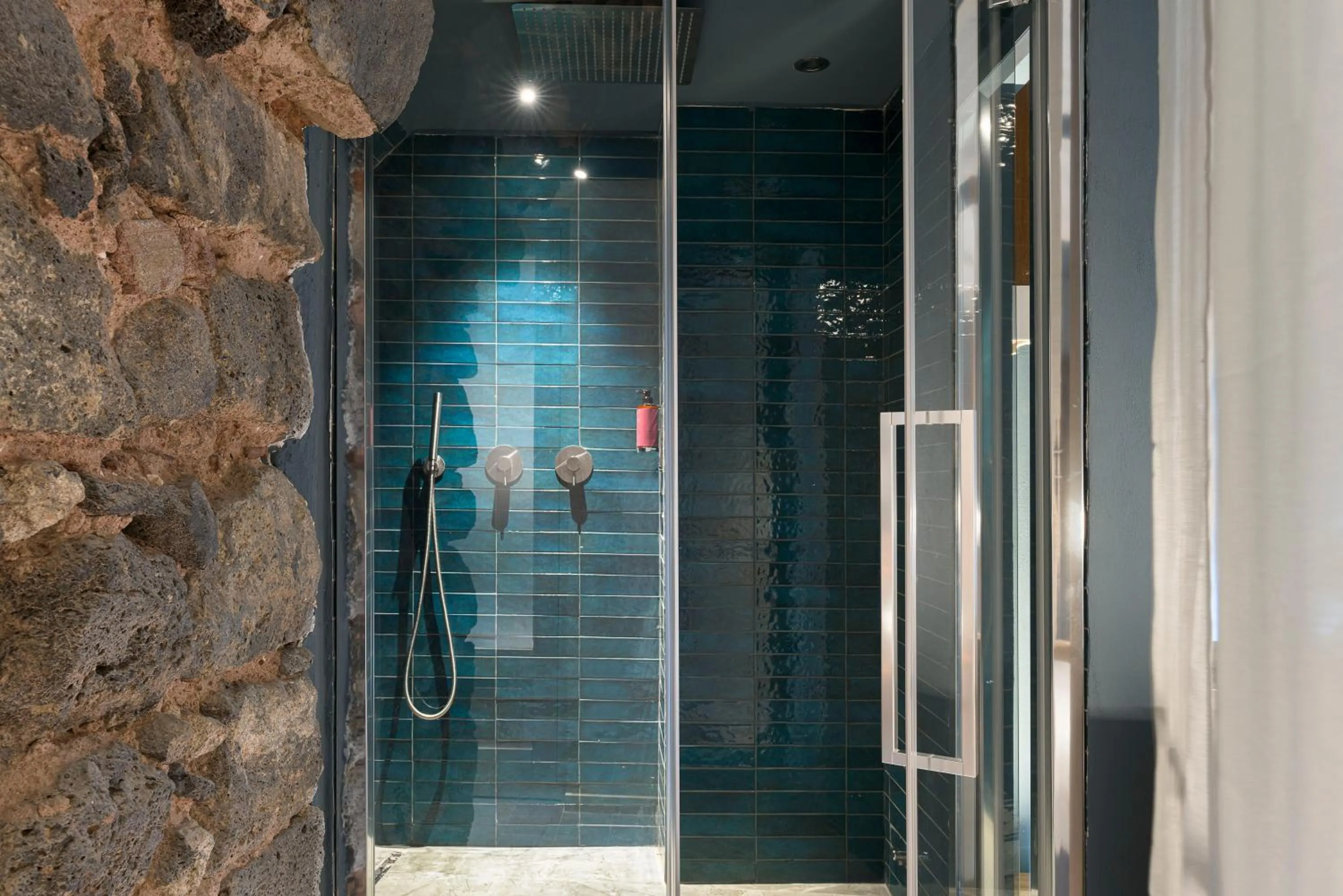 Shower in BASTIÒ PRIVATE SUITES