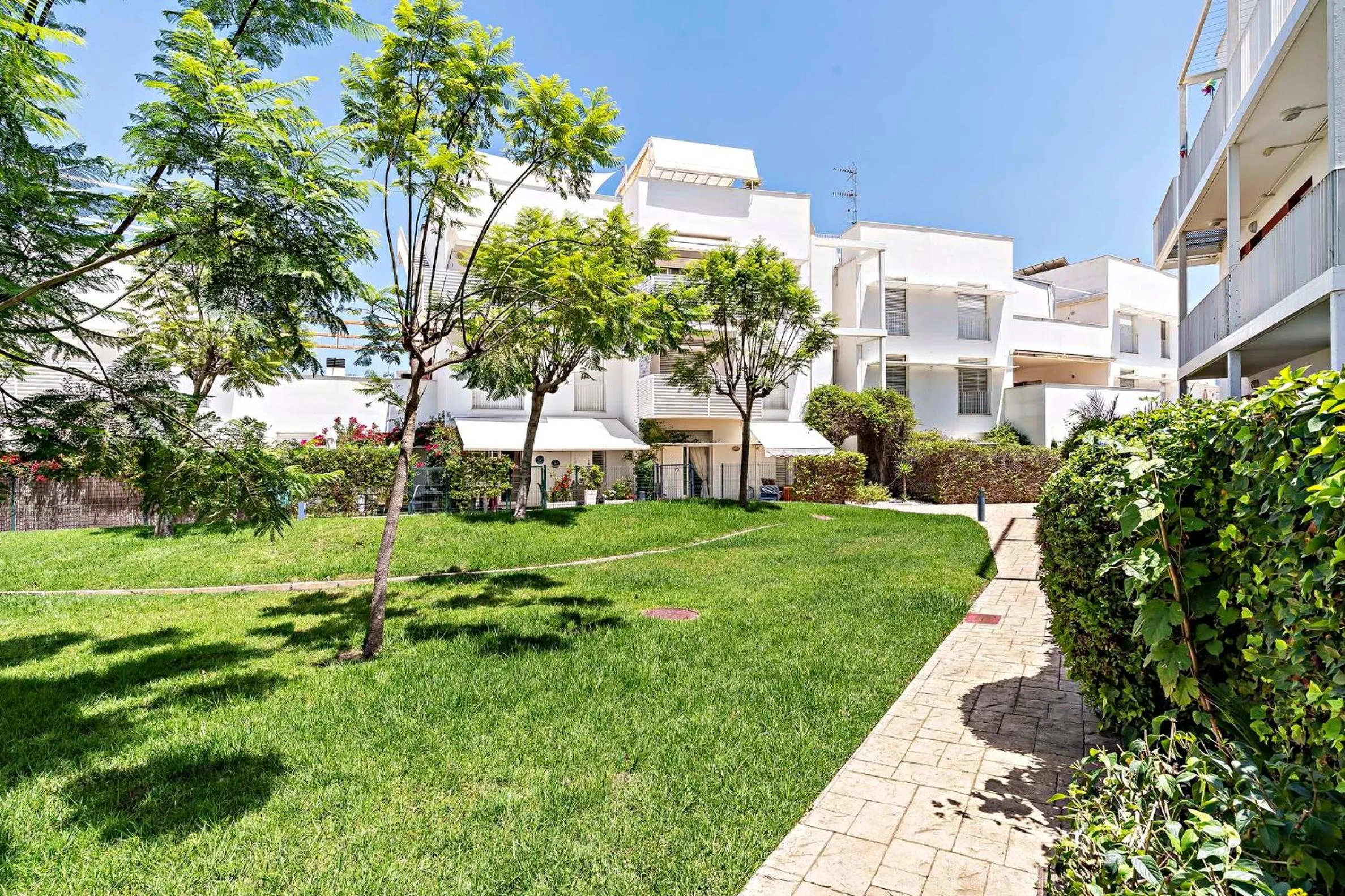 Garden in Apartamento "Casa el Sargazo" en Vera Playa con Piscina, Solarium, Wifi y Parking Gratis