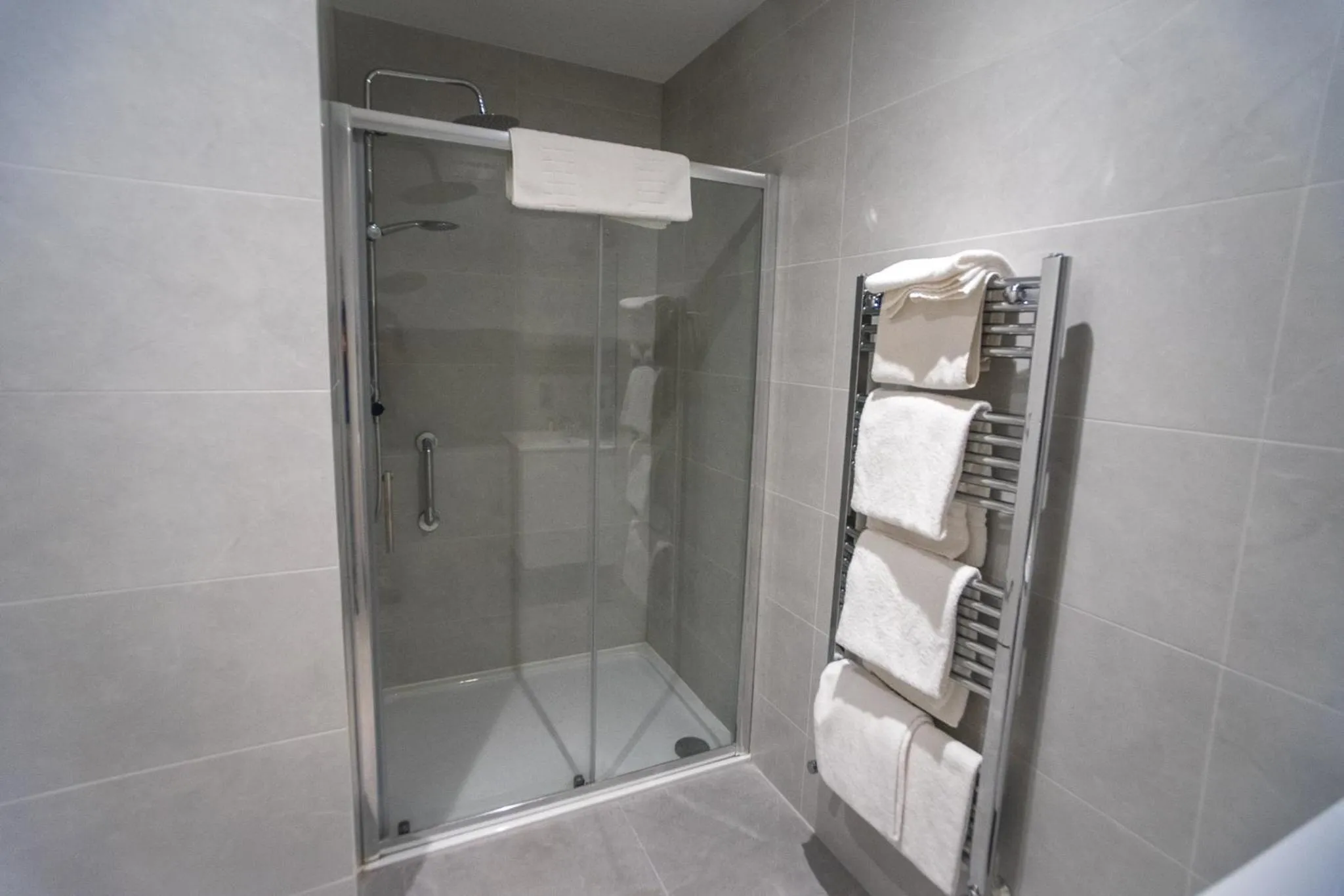 Shower in Castle Varagh Hotel & Bar