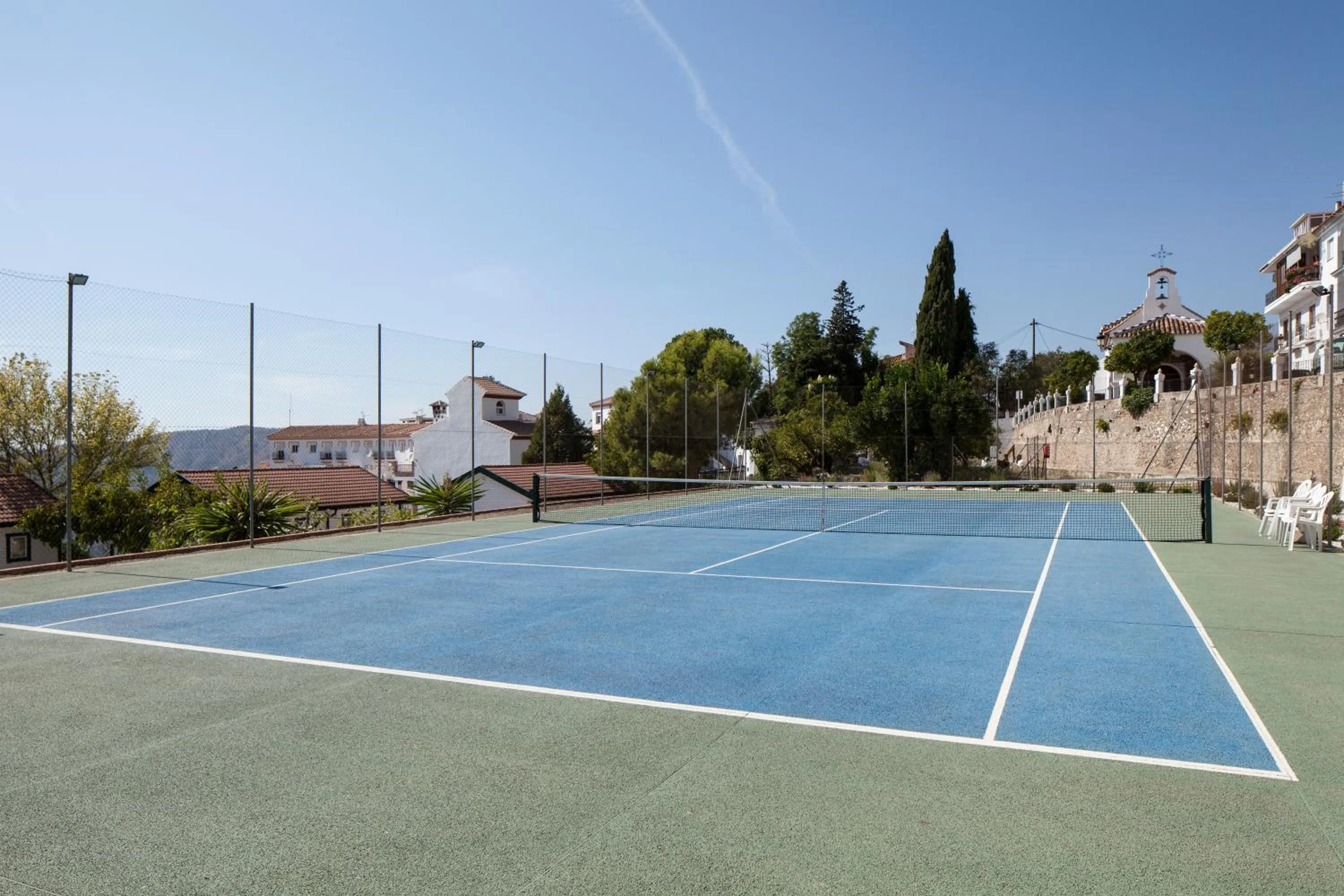 Tennis court in Hotel y Bungalows Balcón de Competa