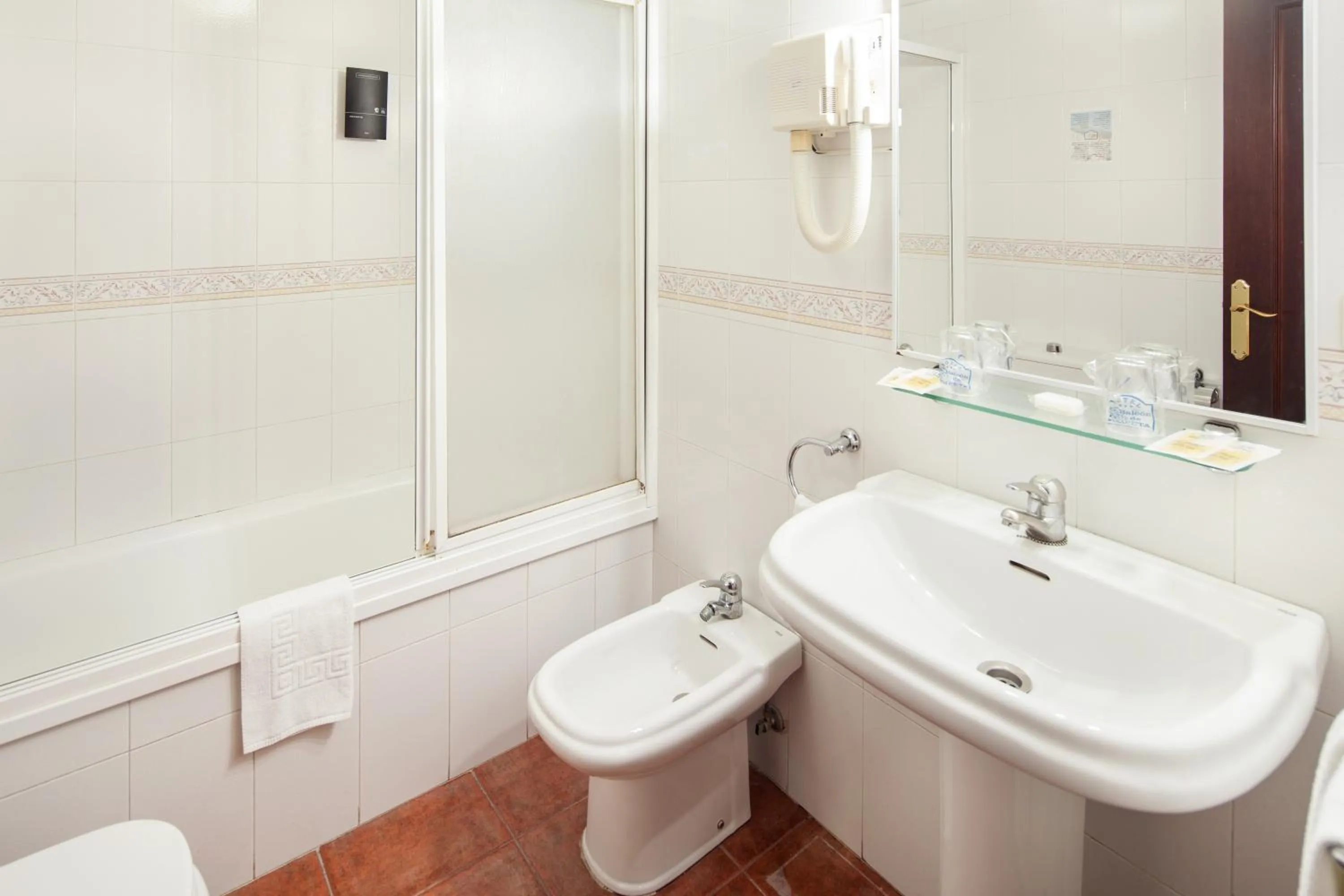 Bathroom in Hotel y Bungalows Balcón de Competa