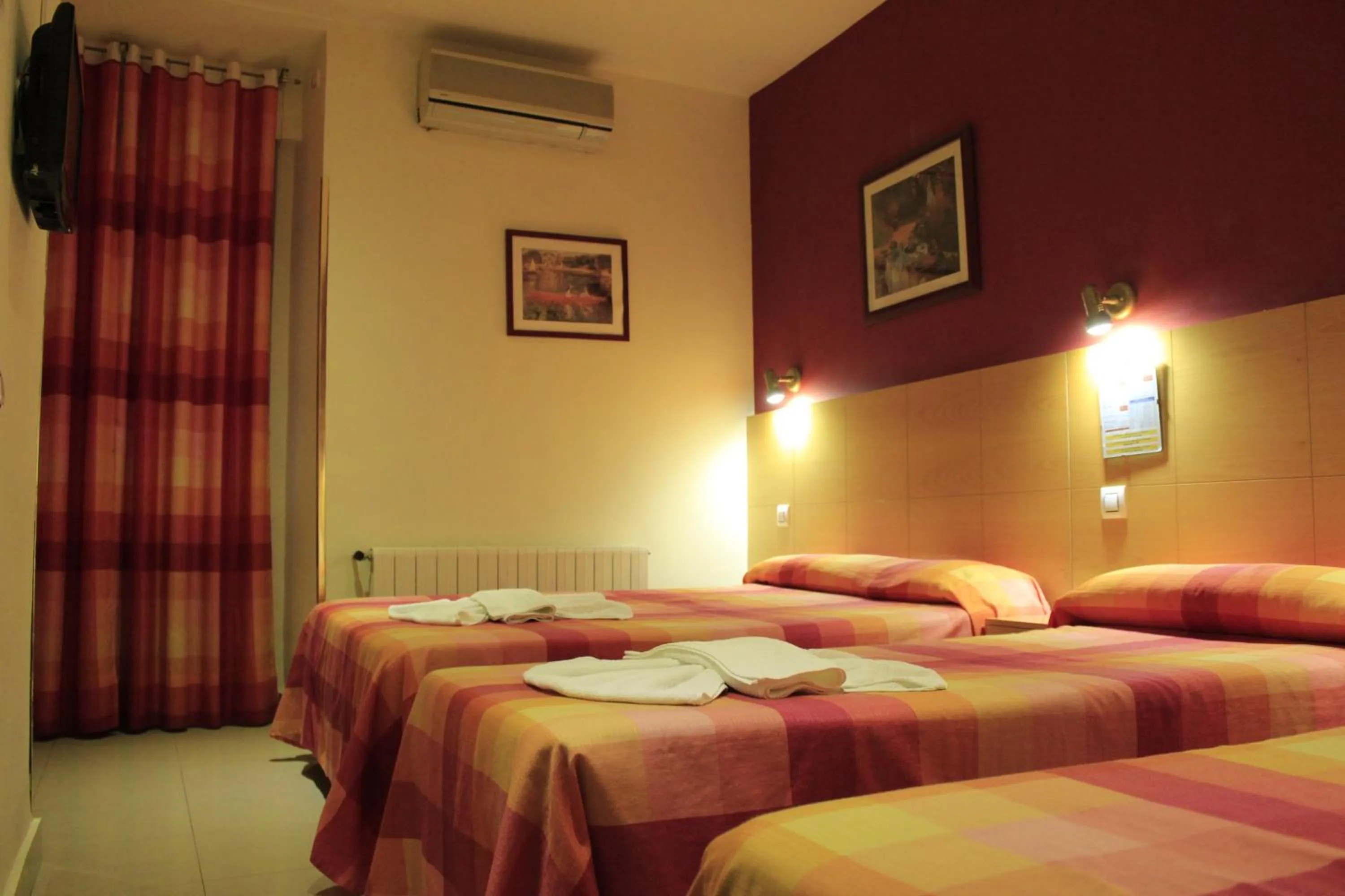 Bedroom, Bed in Hostal Inter Plaza Mayor AUTO CHECK IN