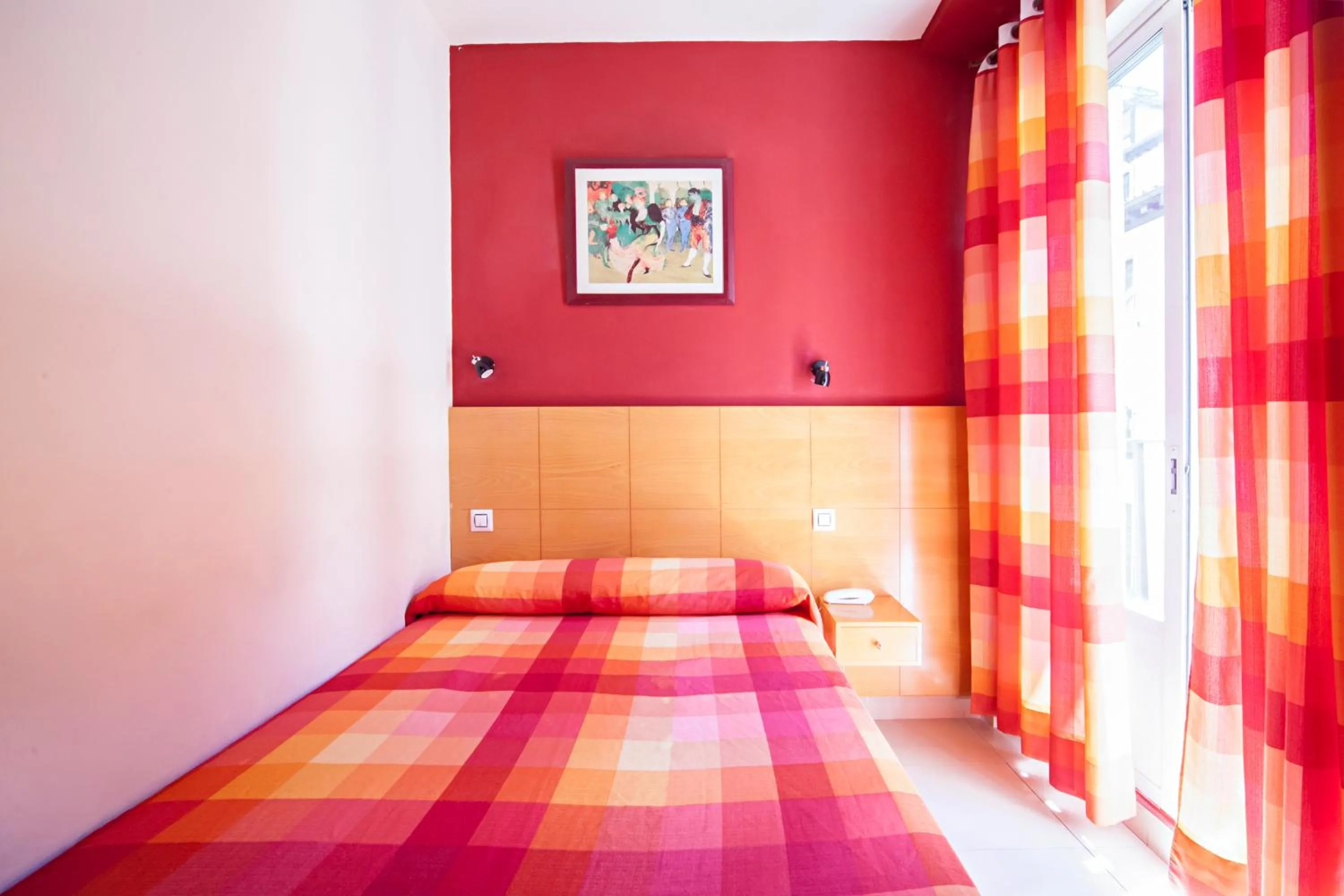 Bedroom, Bed in Hostal Inter Plaza Mayor AUTO CHECK IN