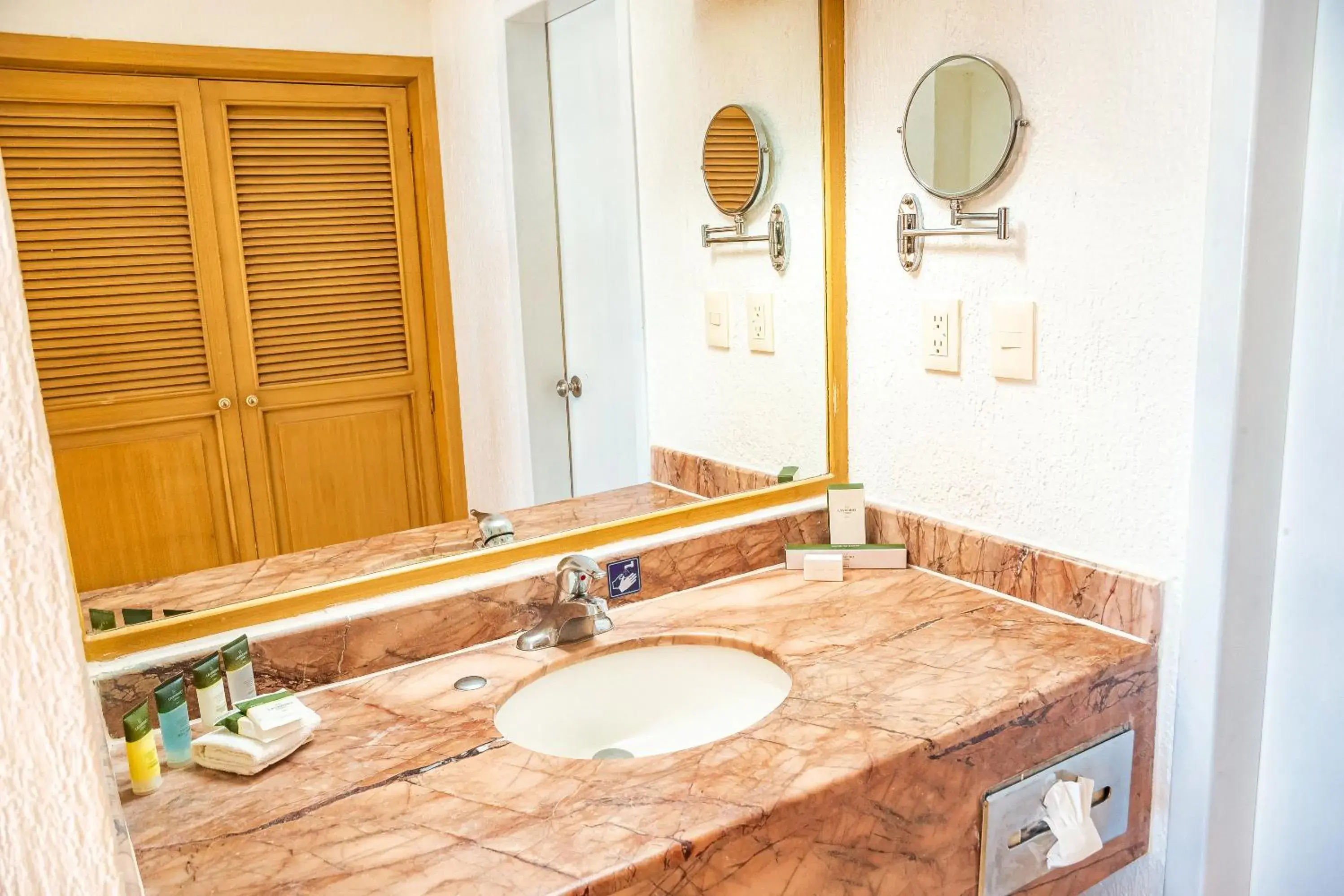 Bathroom in HOTEL SAN CARLOS PLAZA Bathroom in HOTEL SAN CARLOS PLAZA