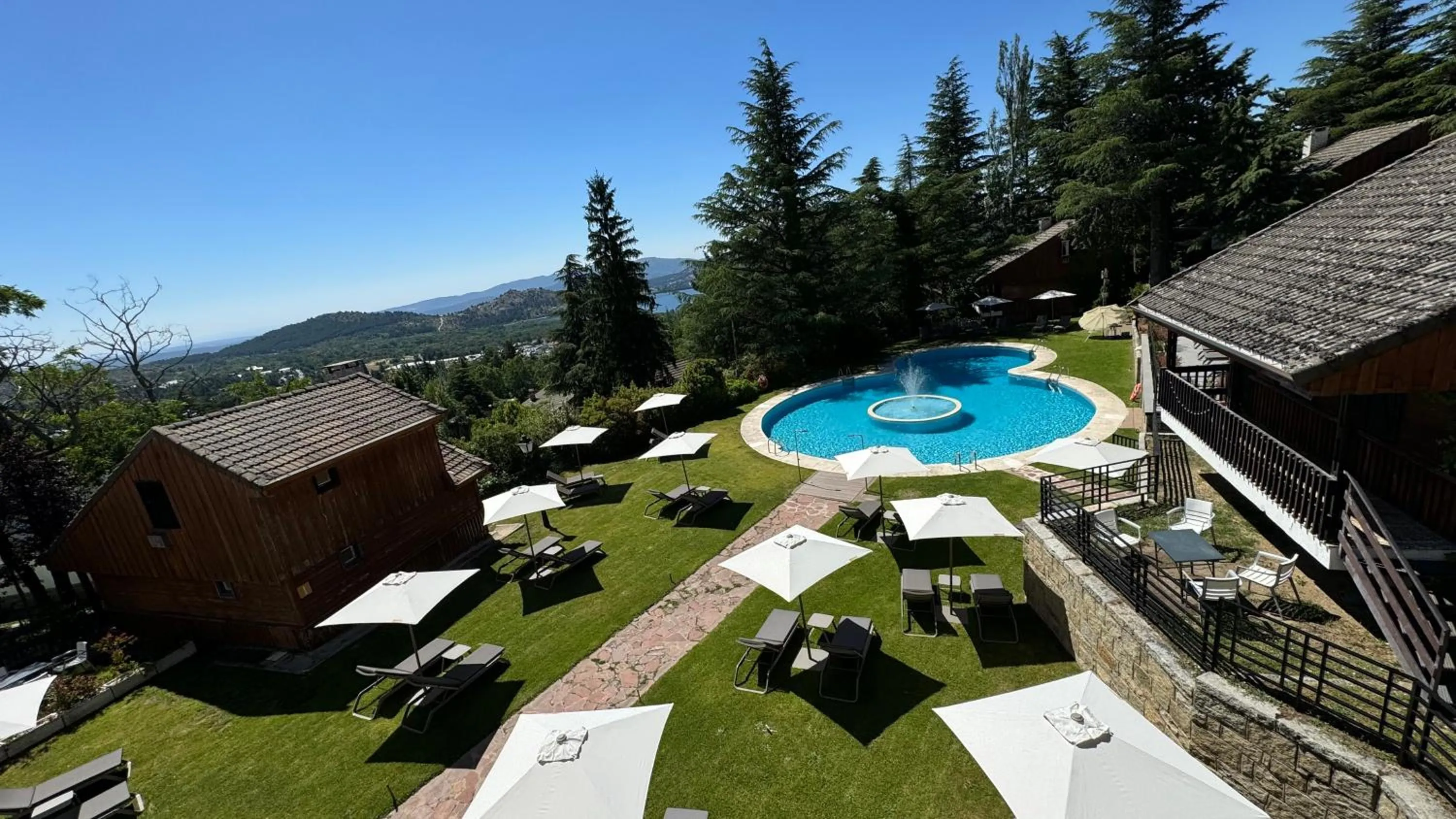 Swimming pool in Hotel Hita "Nature Experience" for all