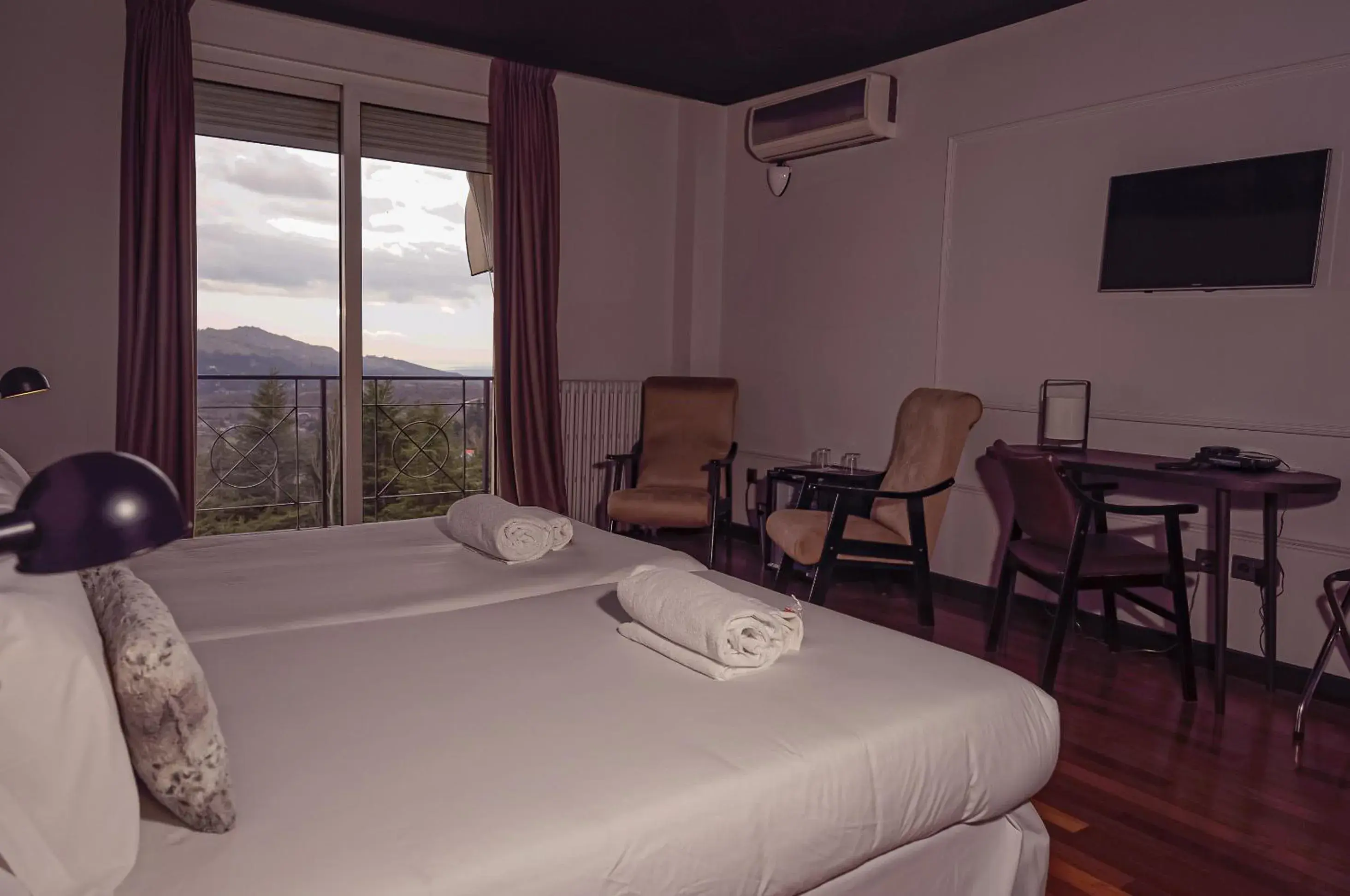 Twin Room with Lake View in Hotel Hita "Nature Experience" for all Twin Room with Lake View in Hotel Hita "Nature Experience" for all