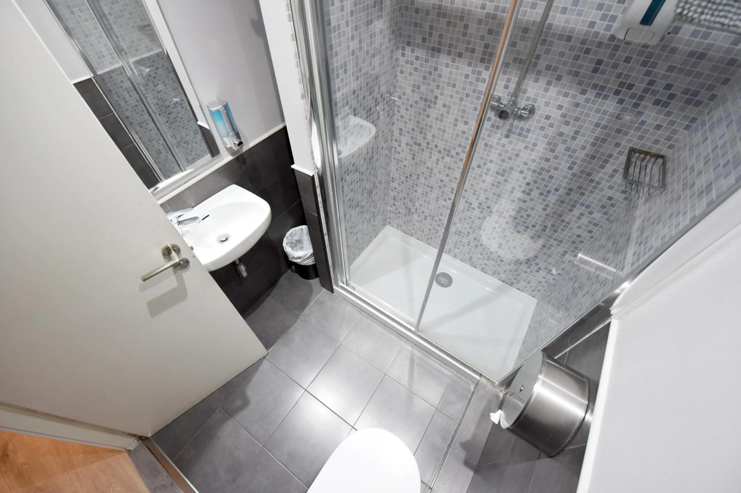 Shower in Free Hostels Barcelona