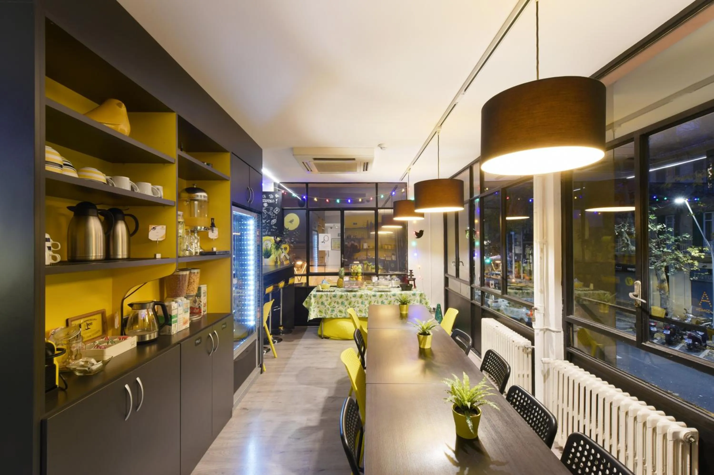 Communal lounge/ TV room in Free Hostels Barcelona