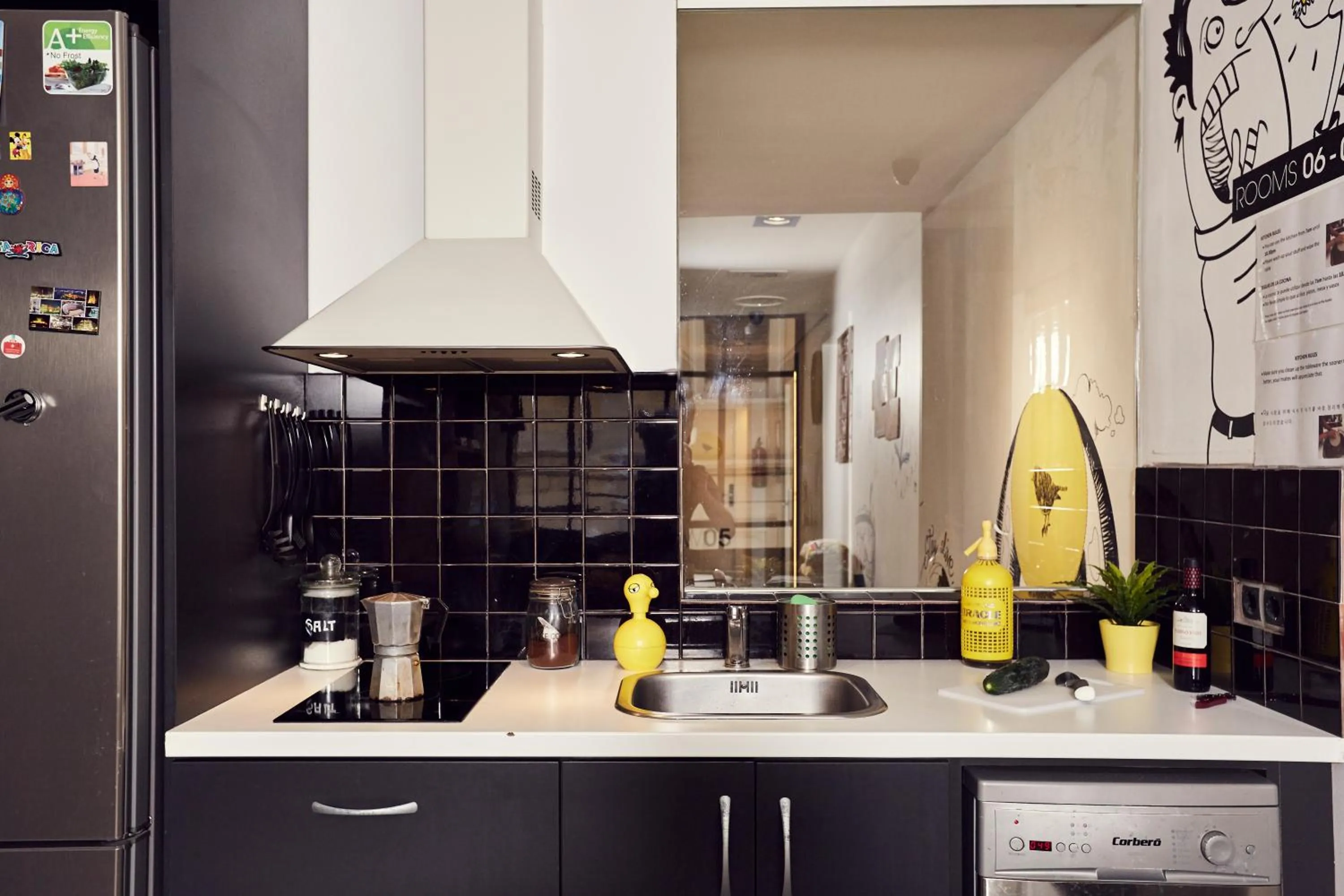 Kitchen or kitchenette in Free Hostels Barcelona