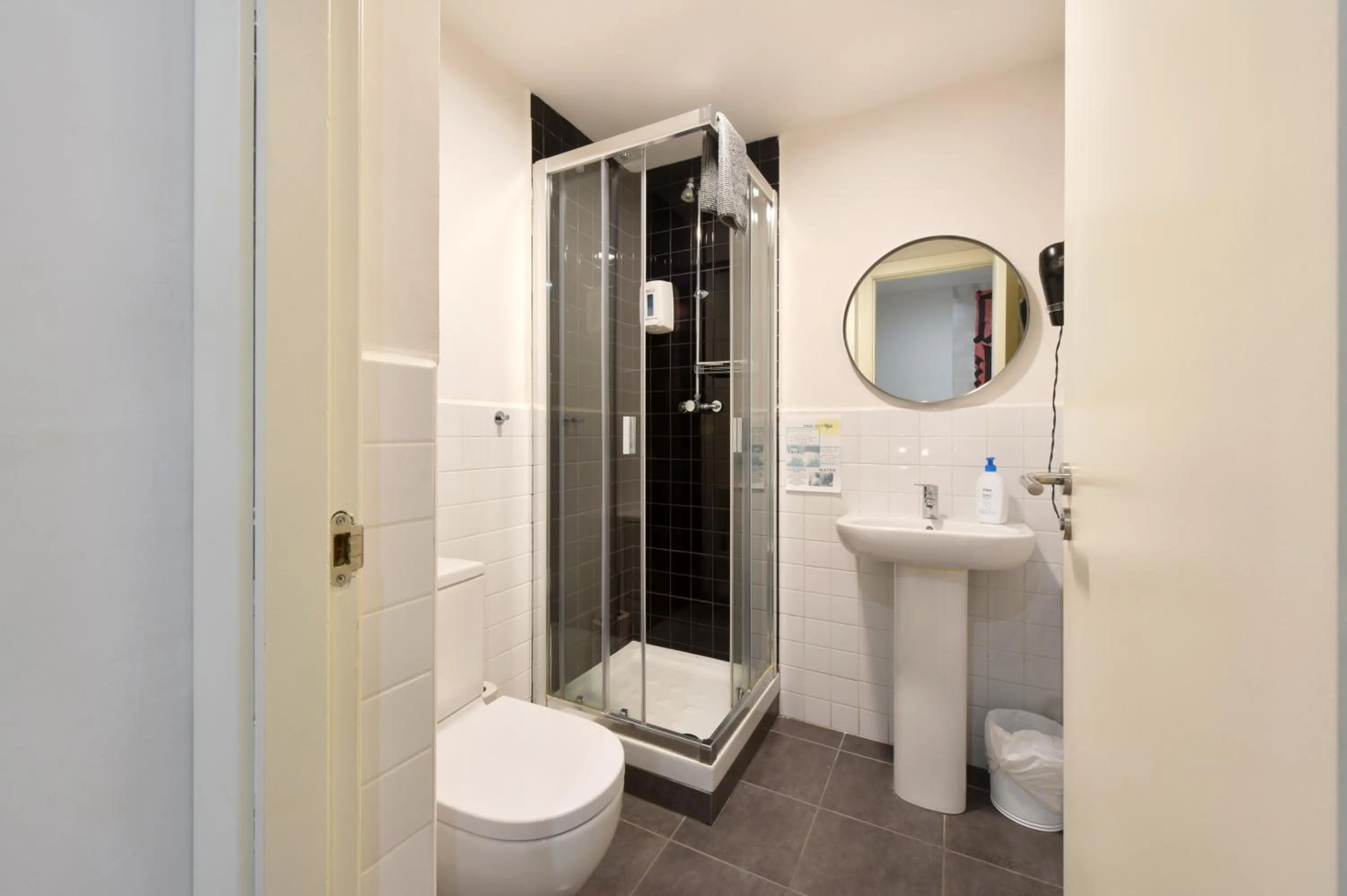 Bathroom in Free Hostels Barcelona