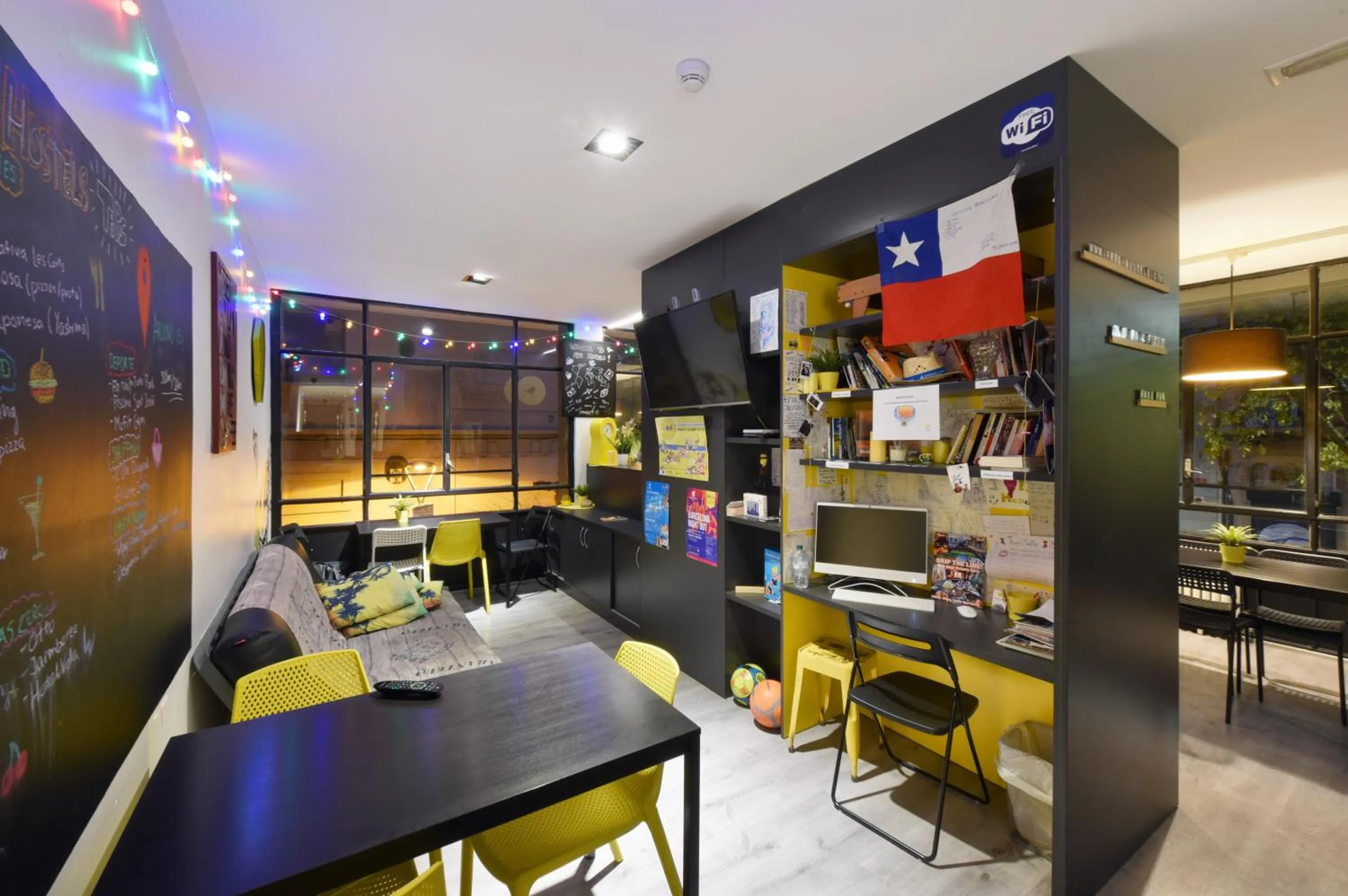 Communal lounge/ TV room in Free Hostels Barcelona
