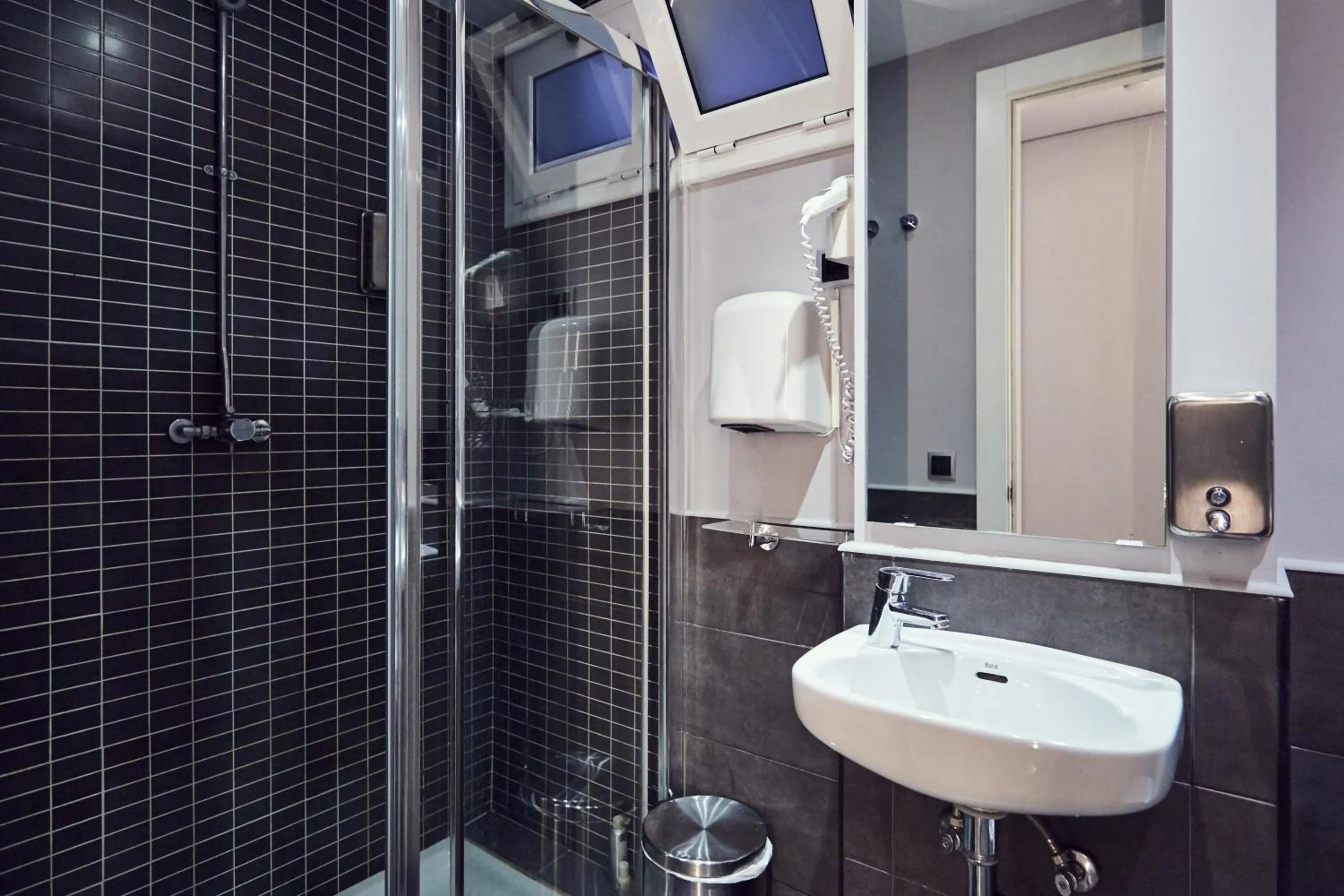 Bathroom in Free Hostels Barcelona