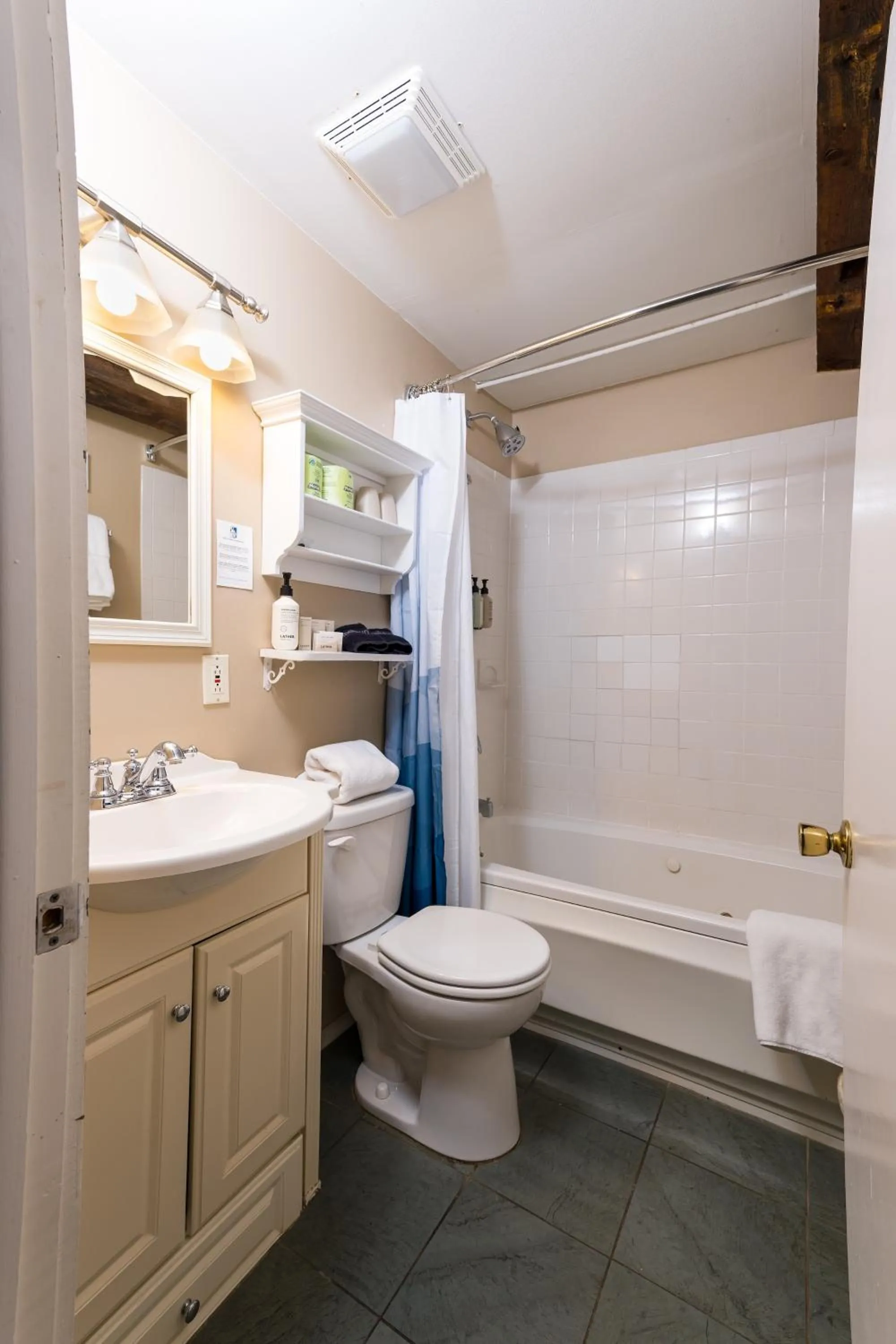 Shower in Brass Lantern Inn