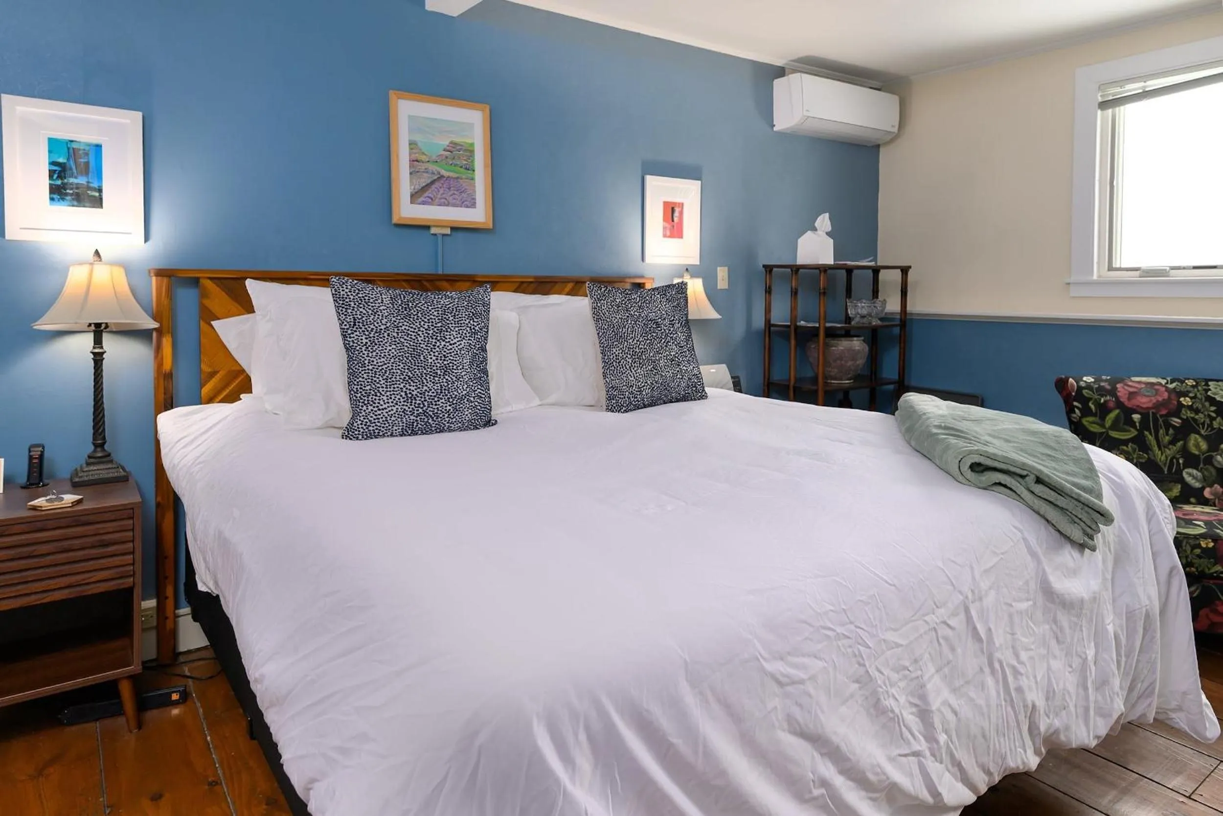 Bed in Brass Lantern Inn