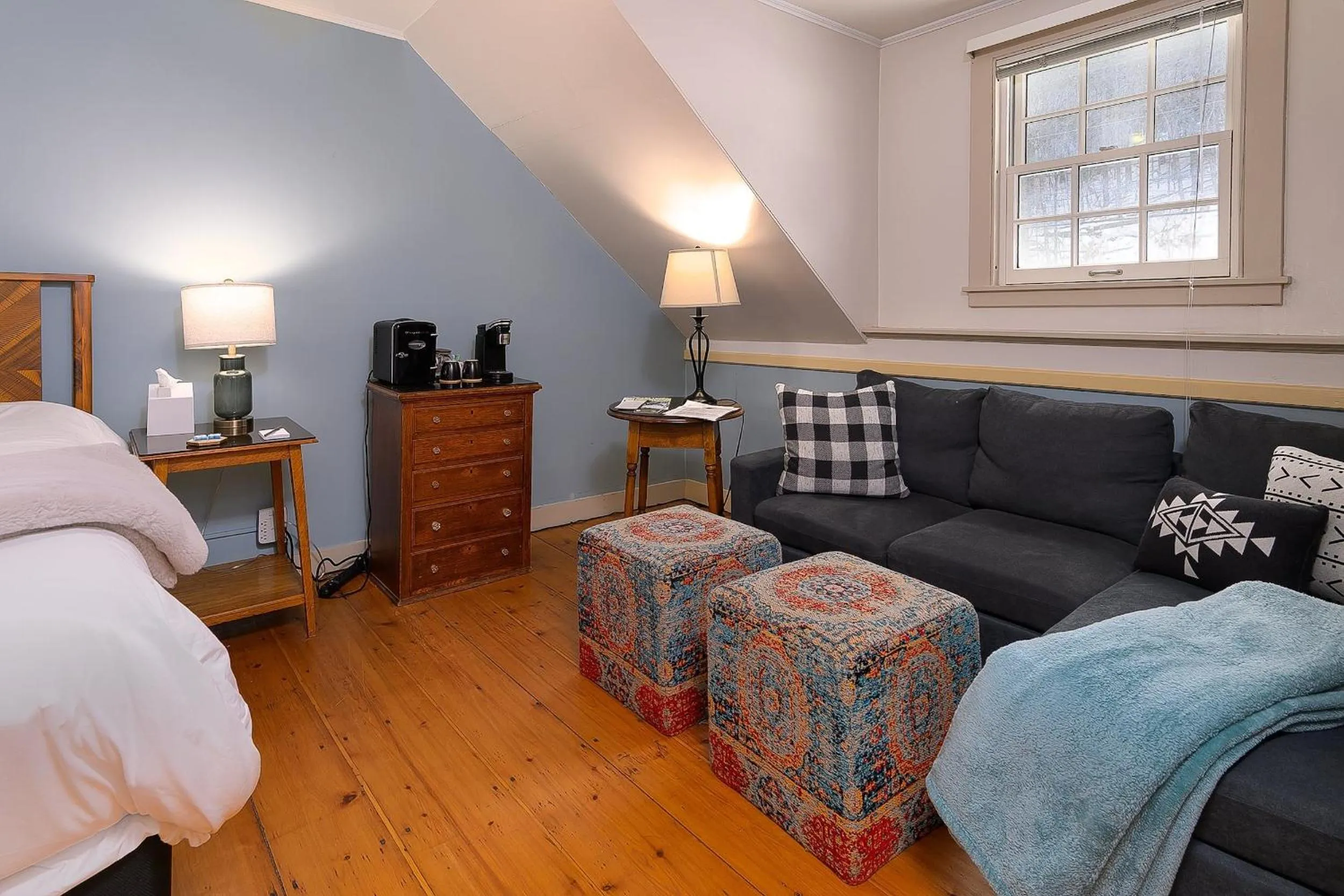 Seating area, Bed in Brass Lantern Inn