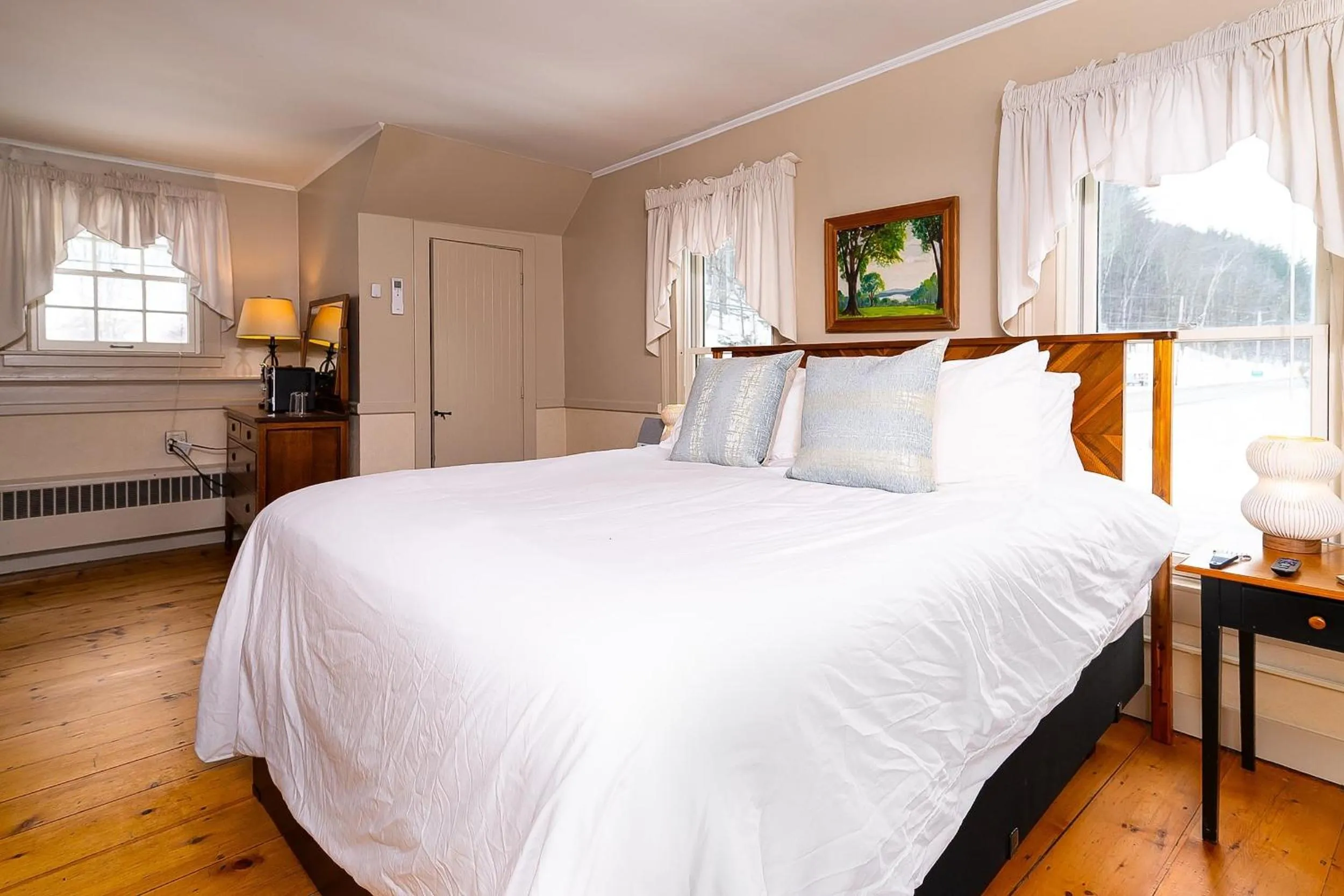 Bed in Brass Lantern Inn