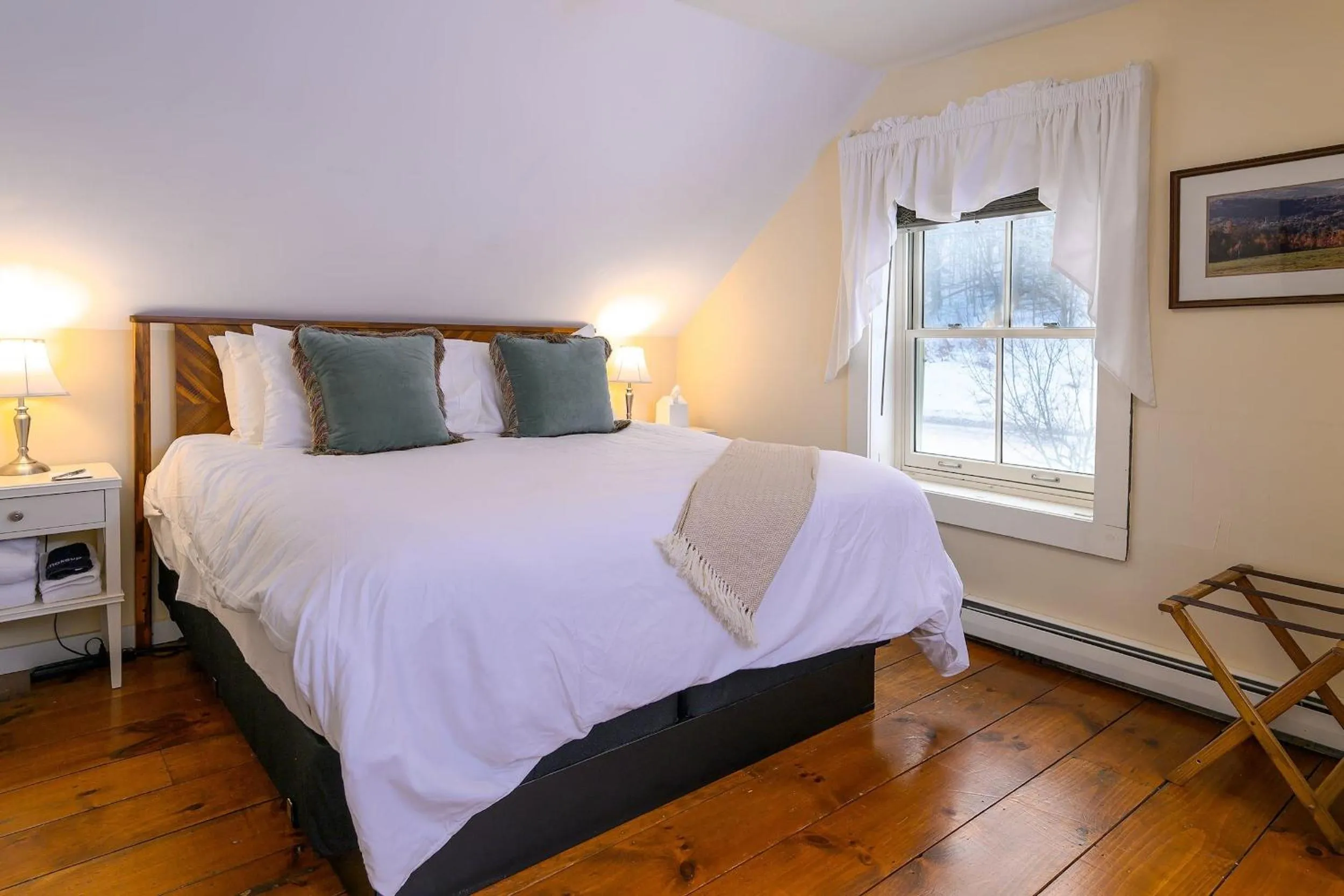 Bed in Brass Lantern Inn